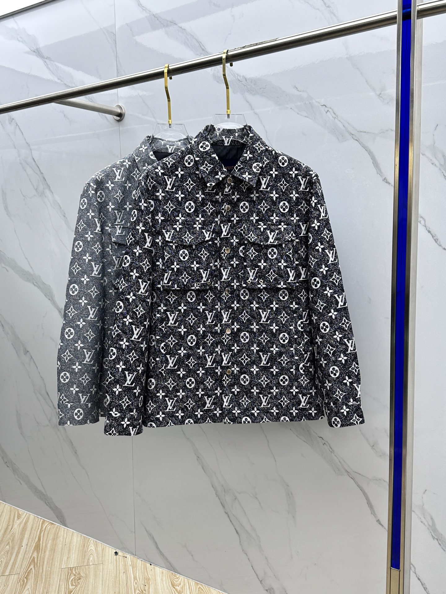 NO:120404,LV Louis Vuitton 2025 new men's jacket, original single three-standard full high-end version!  Lapel style, high-quality counter fabric, breathable and comfortable, impeccable details, brand elements design concept, exquisite workmanship and complex craftsmanship, professional purchasing grade reflects high quality. The feel is delicate and soft!  It is casually cut, with a great upper body style!  Hs original single production code M~XXXL,,louis vuitton,louis vuitton,jackets & coats,jackets & coats,alexander wang19860909LV·路易威登 2025开秋新款男士夹克外套,原单三标齐全高端版本！翻领款式 高定专柜面料 透气舒适度高,细节无可挑剔,品牌元素设计理念,做工考究工艺复杂,专业代购级体现高品质.手感细腻柔软！呈现休闲裁剪,上身版型超赞！ Hs原单出品 码数M～XXXL,,louis vuitton,louis vuitton,jackets & coats,jackets & coats,alexander wang,Men's clothing