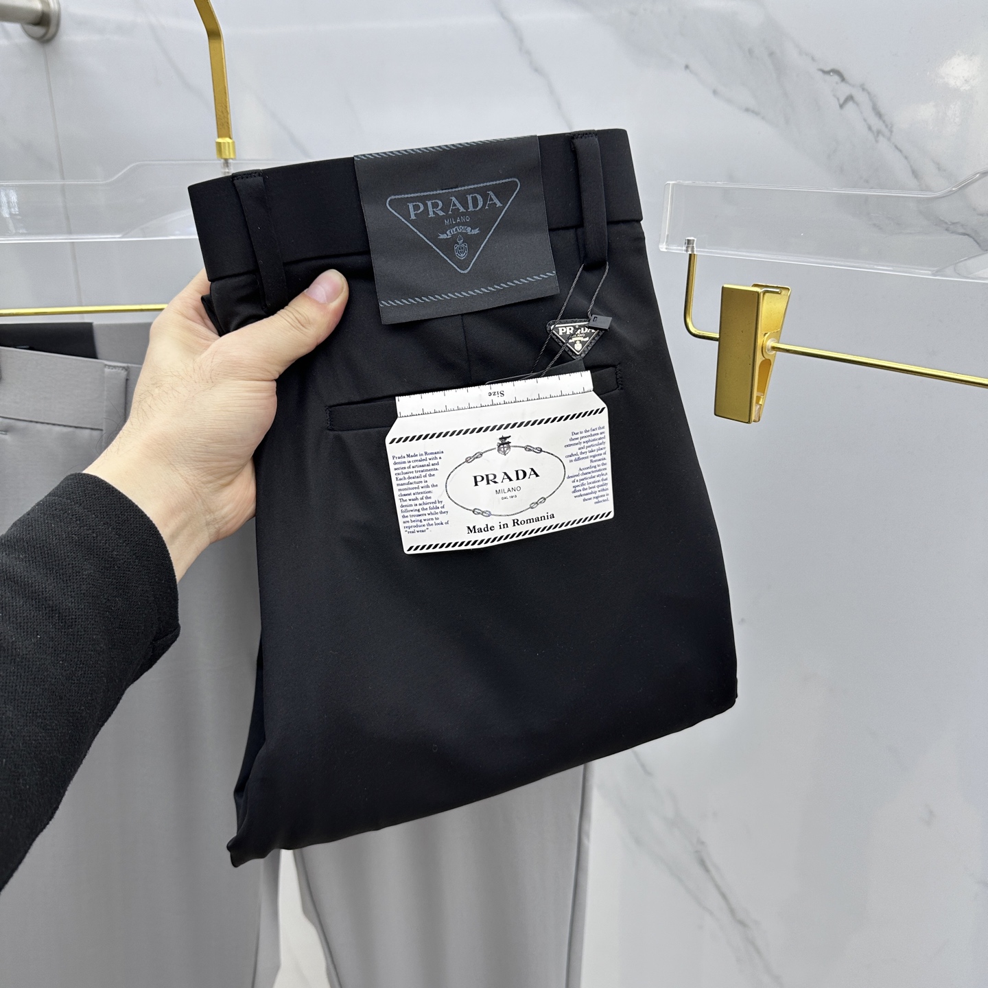 NO:117130,Prada 2025 spring and summer new casual trousers, simultaneously released on the official website, trouser body craft design, imported customer-supplied auxiliary materials, fabric customization, and OEM products are free of inspection!  Every detail is the ultimate, the original hardware accessories are trendy and stylish, and they are a must-have item for trendy people!  Original production of Ax!  Number of codes 29-40 has 35 no 37. 39, prada, prada, alexander wang19860909Prada·普拉达 2025春夏新品休闲裤西裤,官网同步发售,裤身工艺设计,进口客供辅料、面料定制,代工厂出品免检！每个细节做到极致,原版五金配件,潮范十足、上身有型帅气,潮人必备单品！ Ax原单出品！ 码数29-40有35无37. 39,,prada,prada,alexander wang,Men's clothing