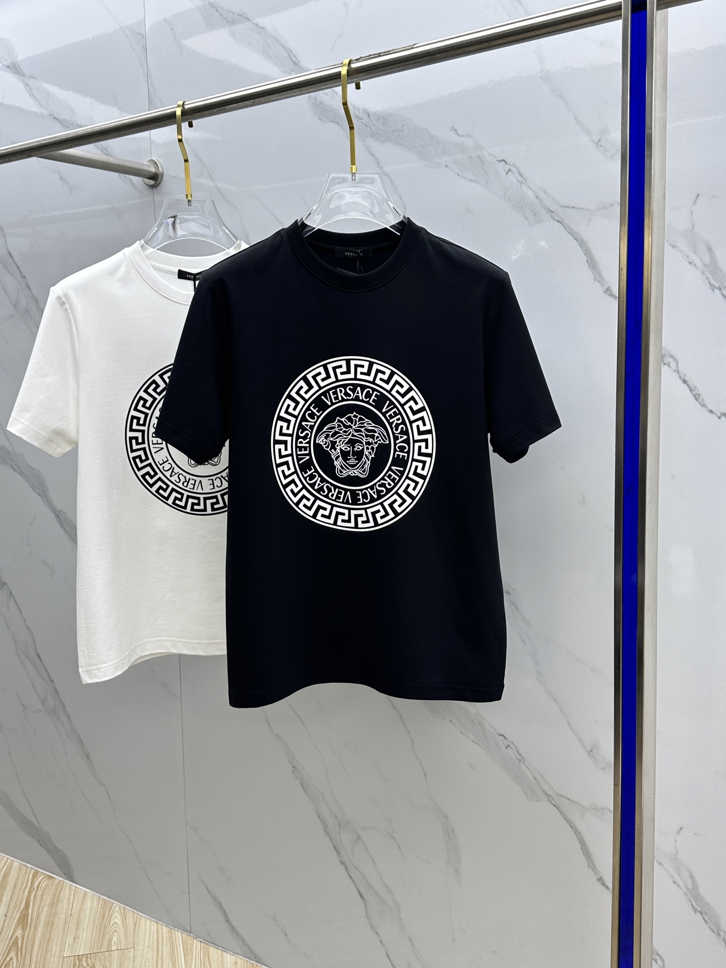 NO:159760,VERSACE·Versace Haute Couture Pure Cotton Fabric 2025 Spring and Summer New Products are available for sale in Fashion Classic Round Neck Short Sleeve Fashion Product Design, More Fashionable and Comfortable, High Standard Customization, Very Stylish and Brand Classic Swords on the Chest Brand Customer Supplied Auxiliary Materials, Customer Supplied Imported High-end Fabrics with very delicate texture, exquisite details and exquisite craftsmanship, and extremely shaping items, which can be matched with any fashion, with super good style. Products of A20 Code Number M-3XL, versace, versace, T-shirt, alexander wang19860909VERSACE·范思哲 高定纯棉面料 2025春夏新品上市时尚经典圆领短袖时尚单品设计,更加时尚舒适,高标准定制,上身非常有型,胸前品牌经典章仔 客供辅料,客供进口高档面料质感非常细腻,细节工艺精湛考究,塑造性极高的一款单品,任何时装都可以搭配,版型超级好 A20出品 码数M-3XL,,versace,versace,T-shirt,alexander wang,Men's clothing