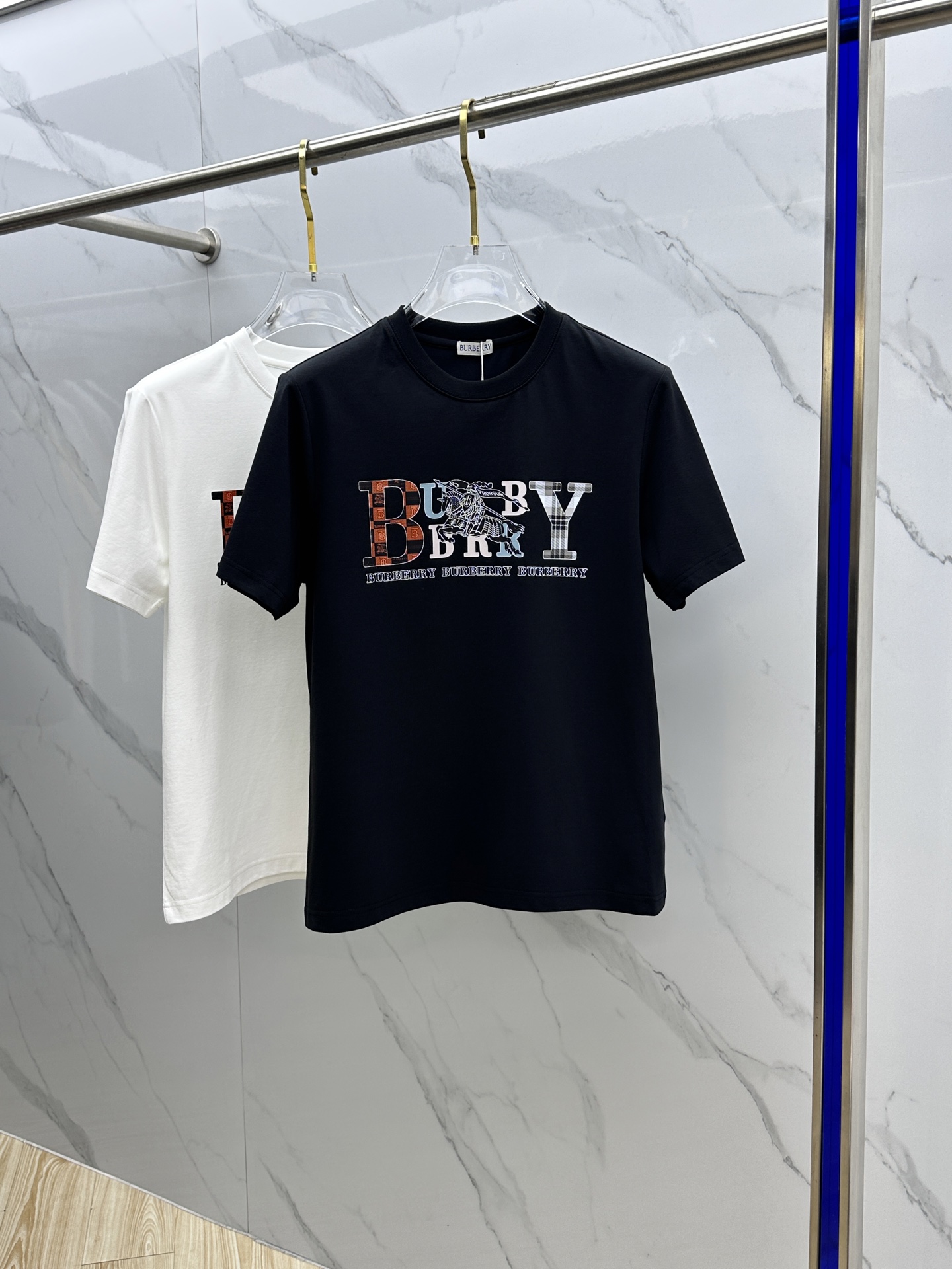 NO:159758,BURBERRY·Burberry Haute Couture Pure Cotton Fabric 2025 Spring and Summer New Products are launched in the market for fashionable classic round neck short-sleeved fashion item design, more fashionable and comfortable, high-standard customization, very stylish upper body, classic brand brand on the chest, customer-supplied auxiliary materials, customer-supplied imported high-end fabrics with very delicate texture, exquisite details and exquisite craftsmanship, extremely shaping item, can be matched with any fashion, super good style Produced by A20 Number M-3XL,,burberry,burberry,T-shirt,alexander wang19860909BURBERRY·巴宝莉 高定纯棉面料 2025春夏新品上市时尚经典圆领短袖时尚单品设计,更加时尚舒适,高标准定制,上身非常有型,胸前品牌经典章仔 客供辅料,客供进口高档面料质感非常细腻,细节工艺精湛考究,塑造性极高的一款单品,任何时装都可以搭配,版型超级好 A20出品 码数M-3XL,,burberry,burberry,T-shirt,alexander wang,Men's clothing