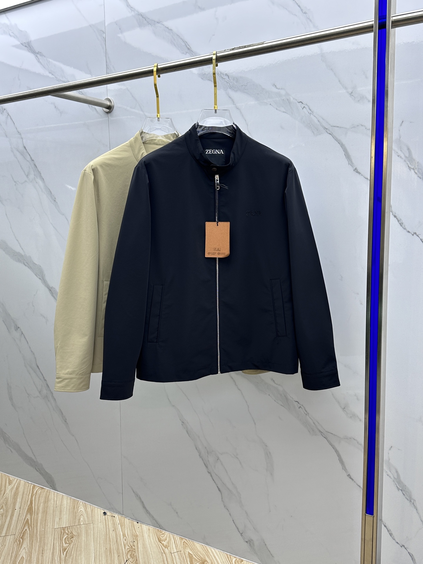 NO:123744,ZEGNA Jínia 2025 new men's jacket stand collar, original single three-standard high-end version!  Stand-alone style, high-quality counter fabric, breathable and comfortable, impeccable details, brand elements design concept, cutting, exquisite workmanship and complex craftsmanship, professional purchasing grade reflects high quality. The feel is delicate and soft!  It is casually cut, with a great upper body style!  Original HS production code number M~XXXL, zegna, jackets & coats, jackets & coats, alexander wang19860909ZEGNA·杰尼亚 2025开秋新款男士夹克外套立领,原单三标齐全高端版本！立领款式 高定专柜面料 透气舒适度高,细节无可挑剔,品牌元素设计理念,裁剪,做工考究工艺复杂,专业代购级体现高品质.手感细腻柔软！呈现休闲裁剪,上身版型超赞！ HS原单出品 码数M～XXXL,,zegna,jackets & coats,jackets & coats,alexander wang,Men's clothing