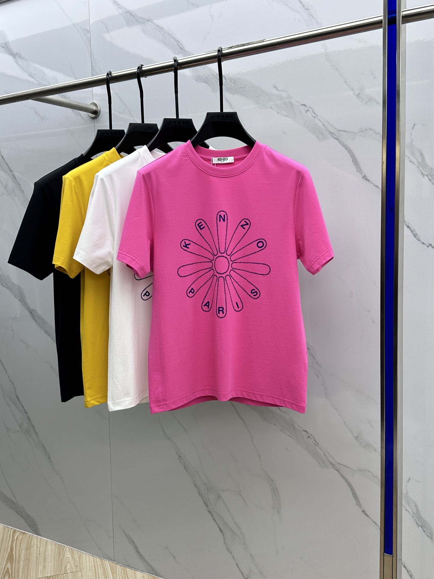 NO:118621,KENZO high-quality pure cotton fabric 2025 spring and summer new products are launched in the market, fashionable classic round neck short-sleeved fashion item design, more fashionable and comfortable, high-standard customization, very stylish upper body, chest brand logo Customer-supplied auxiliary materials, customer-supplied imported high-end fabric with very delicate texture, exquisite details and exquisite craftsmanship, extremely shaping item, can be matched with any fashion, super good style Produced by A20 Code M-3XL, T-shirt, alexander wang19860909KENZO 高定纯棉面料 2025春夏新品上市时尚经典圆领短袖时尚单品设计,更加时尚舒适,高标准定制,上身非常有型,胸前品牌logo 客供辅料,客供进口高档面料质感非常细腻,细节工艺精湛考究,塑造性极高的一款单品,任何时装都可以搭配,版型超级好 A20出品 码数M-3XL,,T-shirt,alexander wang,Men's clothing