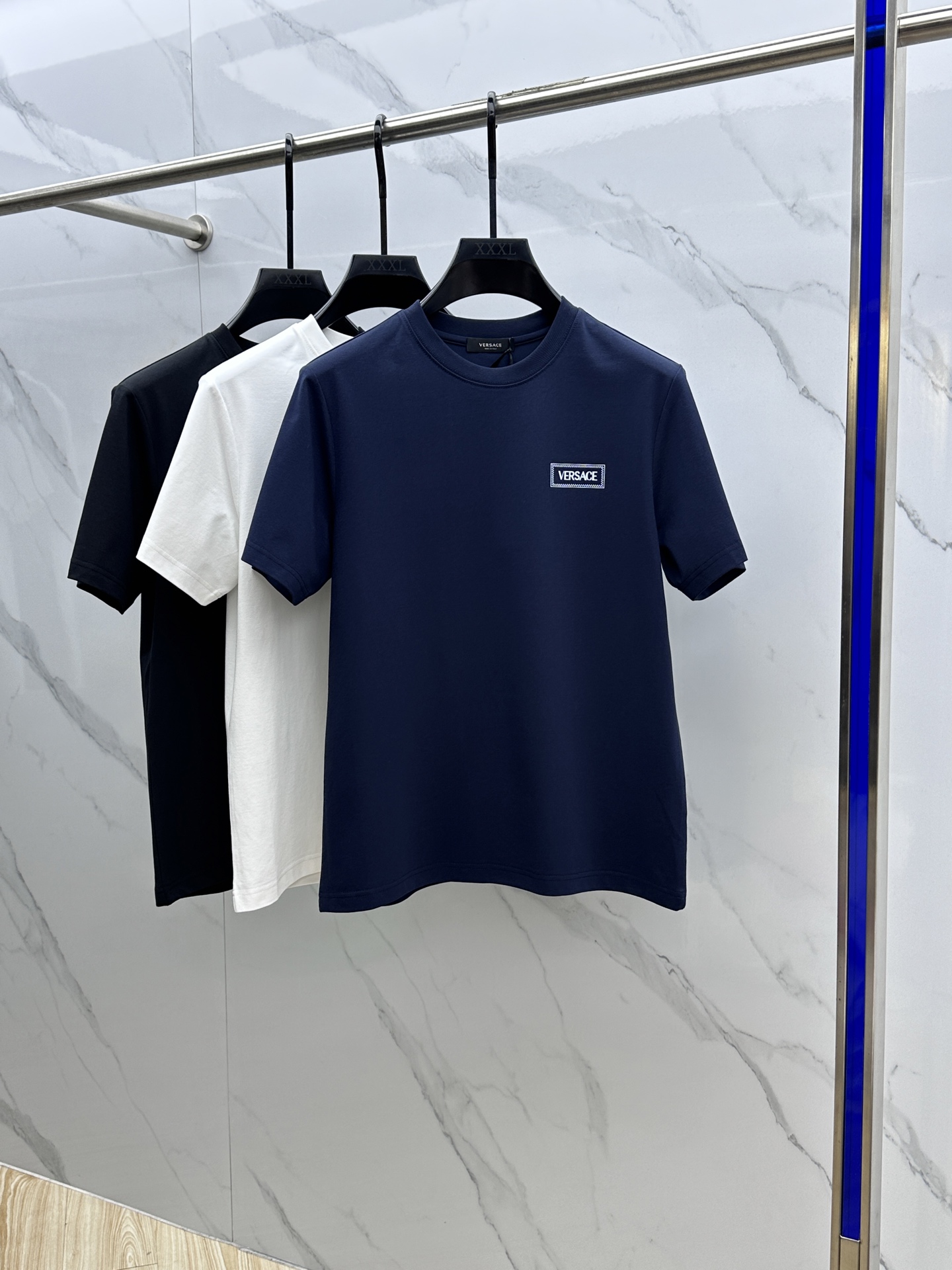 NO:118624,VERSACE·Versace High-Custom pure cotton fabric 2025 spring and summer new products are launched in the market, fashionable classic round neck short-sleeved fashion item design, more fashionable and comfortable, high-standard customization, very stylish upper body, chest brand logo Customer-supplied auxiliary materials, customer-supplied imported high-end fabric with very delicate texture, exquisite details and exquisite craftsmanship, extremely shaping item, can be matched with any fashion, super good style Produced by A20 Number M-3XL,,versace,versace,T-shirt,alexander wang19860909VERSACE·范思哲 高定纯棉面料 2025春夏新品上市时尚经典圆领短袖时尚单品设计,更加时尚舒适,高标准定制,上身非常有型,胸前品牌logo 客供辅料,客供进口高档面料质感非常细腻,细节工艺精湛考究,塑造性极高的一款单品,任何时装都可以搭配,版型超级好 A20出品 码数M-3XL,,versace,versace,T-shirt,alexander wang,Men's clothing