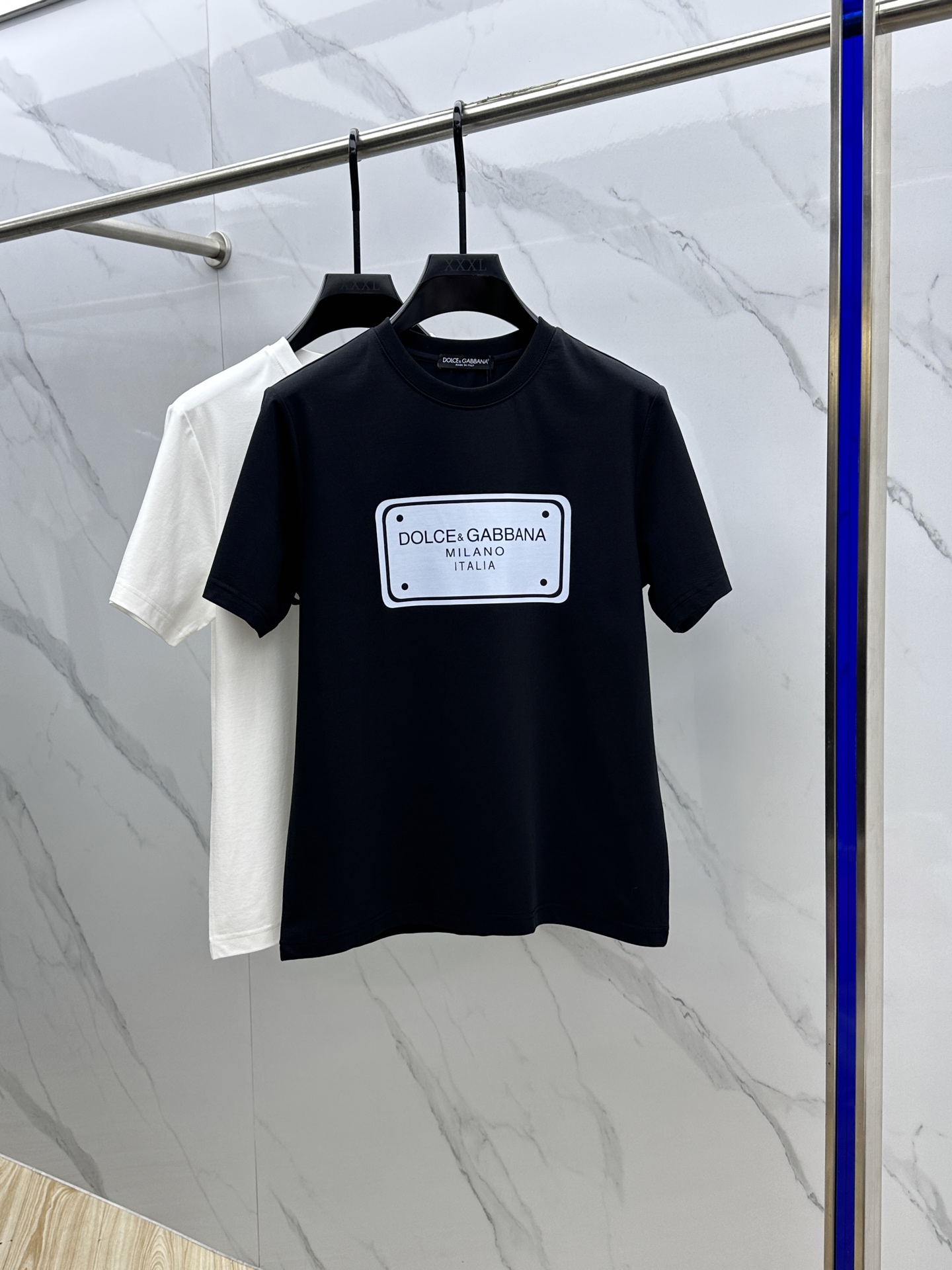 NO:118660,DG·Dougabanna High-Custom pure cotton fabric 2025 spring and summer new products are launched in the market, fashionable classic round neck short-sleeved fashion item design, more fashionable and comfortable, high-standard customization, very stylish upper body, chest brand logo Customer-supplied auxiliary materials, customer-supplied imported high-end fabric with very delicate texture, exquisite details and exquisite craftsmanship, extremely shaping item, can be matched with any fashion, super good style Produced by A20 Number M-3XL,, Dolce&Gabbana, Dolce&Gabbana, T-shirt, alexander wang19860909DG·杜嘉班纳 高定纯棉面料 2025春夏新品上市时尚经典圆领短袖时尚单品设计,更加时尚舒适,高标准定制,上身非常有型,胸前品牌logo 客供辅料,客供进口高档面料质感非常细腻,细节工艺精湛考究,塑造性极高的一款单品,任何时装都可以搭配,版型超级好 A20出品 码数M-3XL,,Dolce&Gabbana,Dolce&Gabbana,T-shirt,alexander wang,Men's clothing