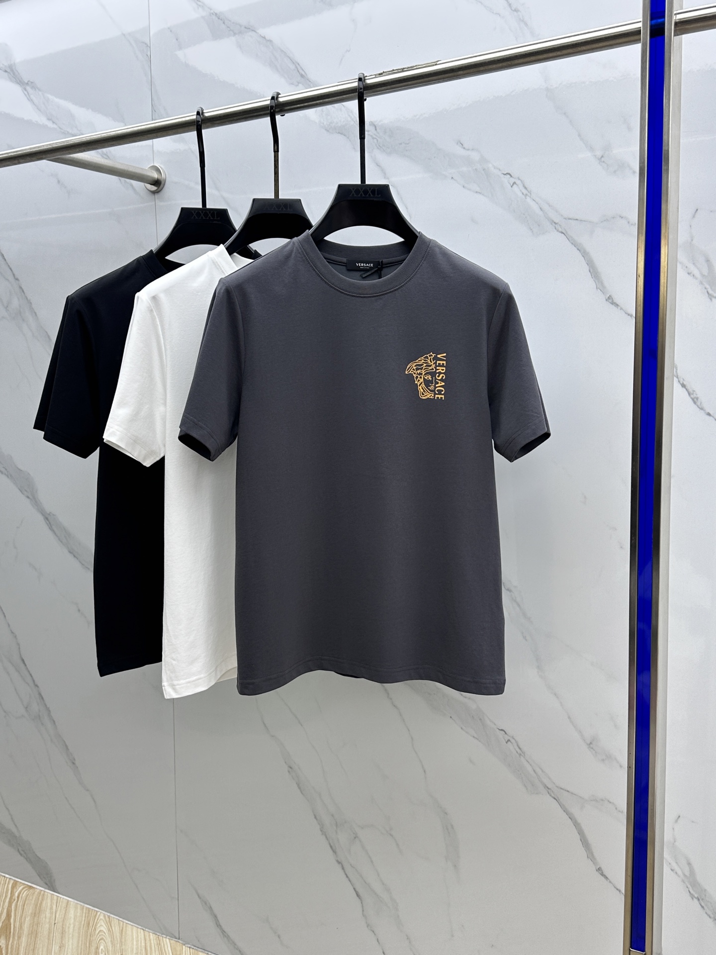 NO:118623,VERSACE·Versace High-Custom pure cotton fabric 2025 spring and summer new products are launched in the market, fashionable classic round neck short-sleeved fashion item design, more fashionable and comfortable, high-standard customization, very stylish upper body, chest brand logo Customer-supplied auxiliary materials, customer-supplied imported high-end fabric with very delicate texture, exquisite details and exquisite craftsmanship, extremely shaping item, can be matched with any fashion, super good style Produced by A20 Number M-3XL,,versace,versace,T-shirt,alexander wang19860909VERSACE·范思哲 高定纯棉面料 2025春夏新品上市时尚经典圆领短袖时尚单品设计,更加时尚舒适,高标准定制,上身非常有型,胸前品牌logo 客供辅料,客供进口高档面料质感非常细腻,细节工艺精湛考究,塑造性极高的一款单品,任何时装都可以搭配,版型超级好 A20出品 码数M-3XL,,versace,versace,T-shirt,alexander wang,Men's clothing