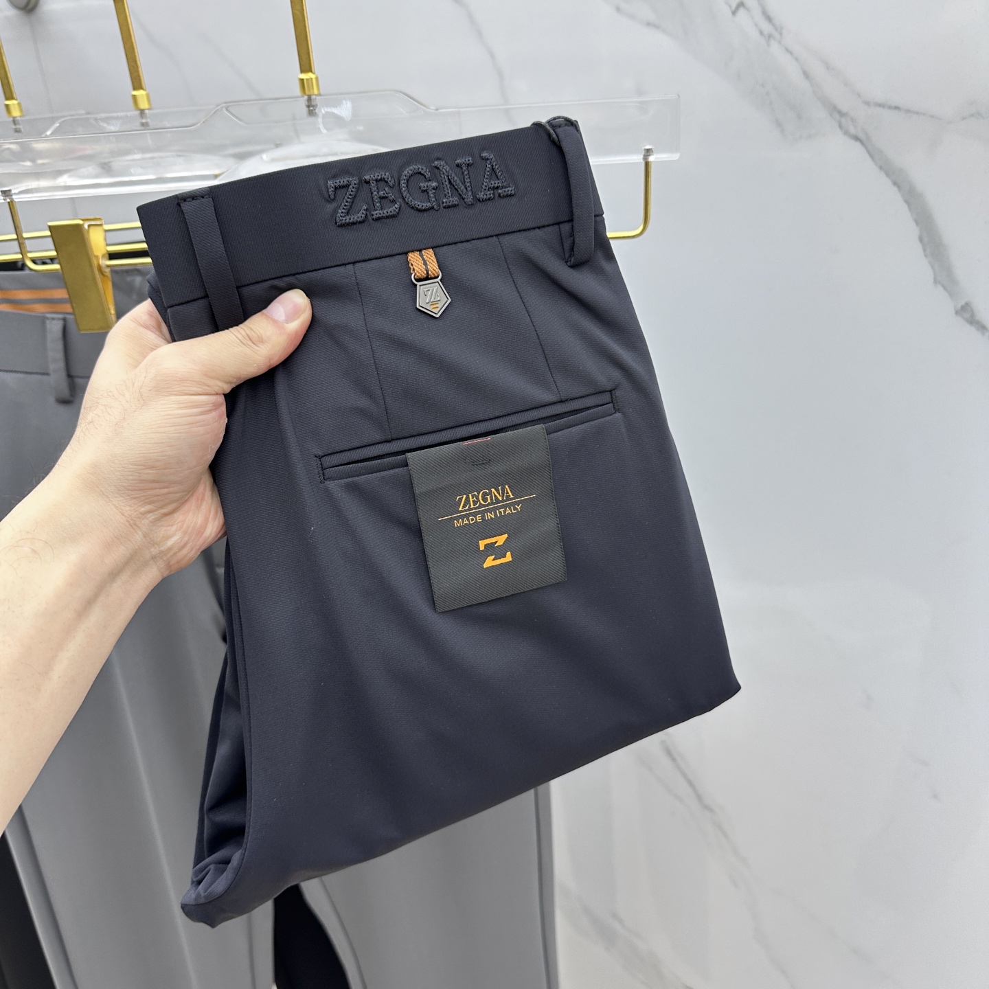 NO:118613,ZEGNA·Jenia 2025 spring and summer new casual trousers, simultaneously released on the official website, trouser body craft design, imported customer-supplied auxiliary materials, fabric customization, and OEM products are free of inspection!  Every detail is the ultimate, the original hardware accessories are trendy and stylish, and they are a must-have item for trendy people!  Original AX production!  Number of codes 30-38 has 35 no 37.,zegna,alexander wang19860909ZEGNA·杰尼亚 2025春夏新品休闲裤西裤,官网同步发售,裤身工艺设计,进口客供辅料、面料定制,代工厂出品免检！每个细节做到极致,原版五金配件,潮范十足、上身有型帅气,潮人必备单品！ AX原单出品！ 码数30-38有35无37.,,zegna,alexander wang,Men's clothing