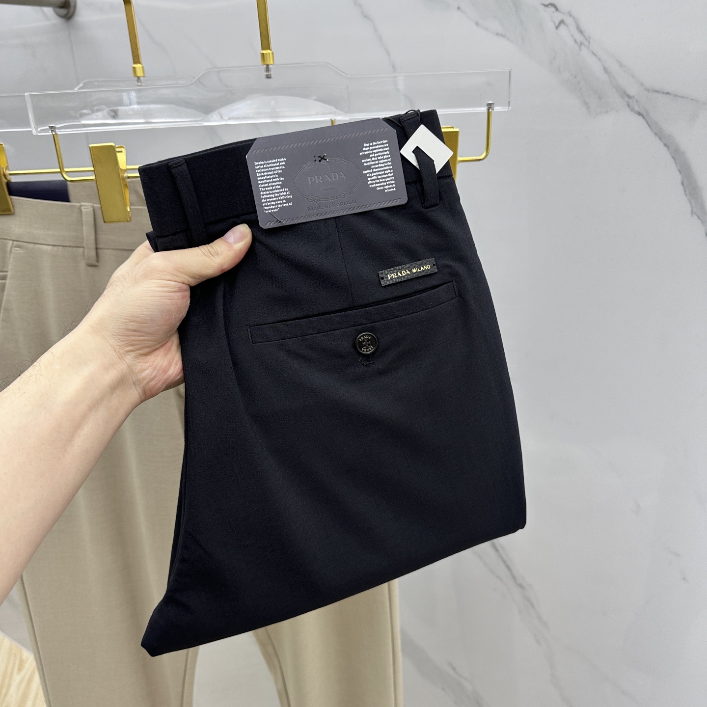 NO:118615,PRADA 2025 spring and summer new casual trousers, trousers, simultaneously released on the official website, trouser body craft design, imported customer-supplied auxiliary materials, fabric customization, and OEM products are free of inspection!  Every detail is the ultimate, the original hardware accessories are trendy and stylish, and they are a must-have item for trendy people!  Original AX production!  Number of codes 30-38 has 35 without 37.,,prada,prada,alexander wang19860909PRADA·普拉达 2025春夏新品休闲裤西裤,官网同步发售,裤身工艺设计,进口客供辅料、面料定制,代工厂出品免检！每个细节做到极致,原版五金配件,潮范十足、上身有型帅气,潮人必备单品！ AX原单出品！ 码数30-38有35无37.,,prada,prada,alexander wang,Men's clothing