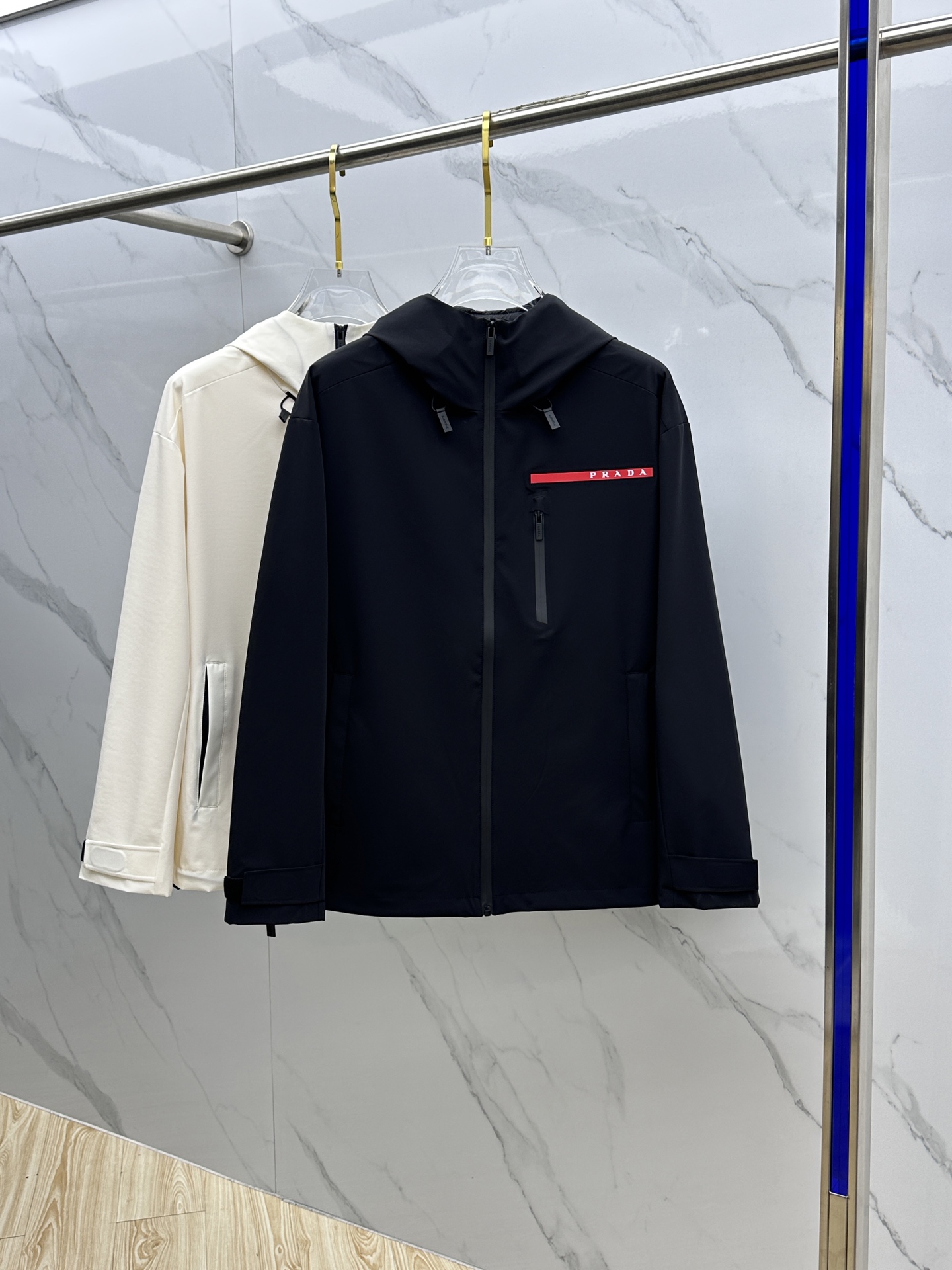 NO:118625,Prada 2025 autumn new men's jacket hooded (not removable) jacket, original single three-standard full high-end version!  Zipper style, high-quality counter fabric, breathable and comfortable, impeccable details, brand elements design concept, exquisite workmanship and complex craftsmanship, professional purchasing grade reflects high quality. The feel is delicate and soft!  It is casually cut, with a great upper body style!  HS original single production code number M~XXXL,,prada,prada,jackets & coats,jackets & coats,hats,alexander wang19860909Prada·普拉达 2025开秋新款男士夹克连帽（不可拆卸）外套,原单三标齐全高端版本！拉链款式 高定专柜面料 透气舒适度高,细节无可挑剔,品牌元素设计理念,做工考究工艺复杂,专业代购级体现高品质.手感细腻柔软！呈现休闲裁剪,上身版型超赞！ HS原单出品 码数M～XXXL,,prada,prada,jackets & coats,jackets & coats,hats,alexander wang,Men's clothing