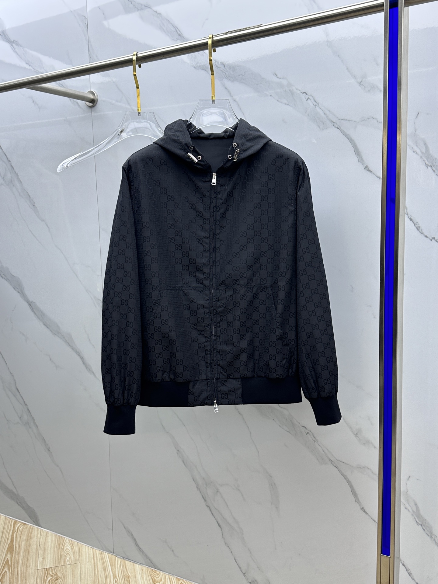 NO:118629,Gucci 2025 new men's jacket hooded (not removable) jacquard jacket, original single three-standard full high-end version!  Zipper style, high-quality counter fabric, breathable and comfortable, impeccable details, brand elements design concept, exquisite workmanship and complex craftsmanship, professional purchasing grade reflects high quality. The feel is delicate and soft!  It is casually cut, with a great upper body style!  HS original single production code M~XXXL, gucci,gucci,jackets & coats,jackets & coats,hats,alexander wang19860909Gucci·古驰 2025开秋新款男士夹克连帽（不可拆卸）提花外套,原单三标齐全高端版本！拉链款式 高定专柜面料 透气舒适度高,细节无可挑剔,品牌元素设计理念,做工考究工艺复杂,专业代购级体现高品质.手感细腻柔软！呈现休闲裁剪,上身版型超赞！ HS原单出品 码数M～XXXL,,gucci,gucci,jackets & coats,jackets & coats,hats,alexander wang,Men's clothing