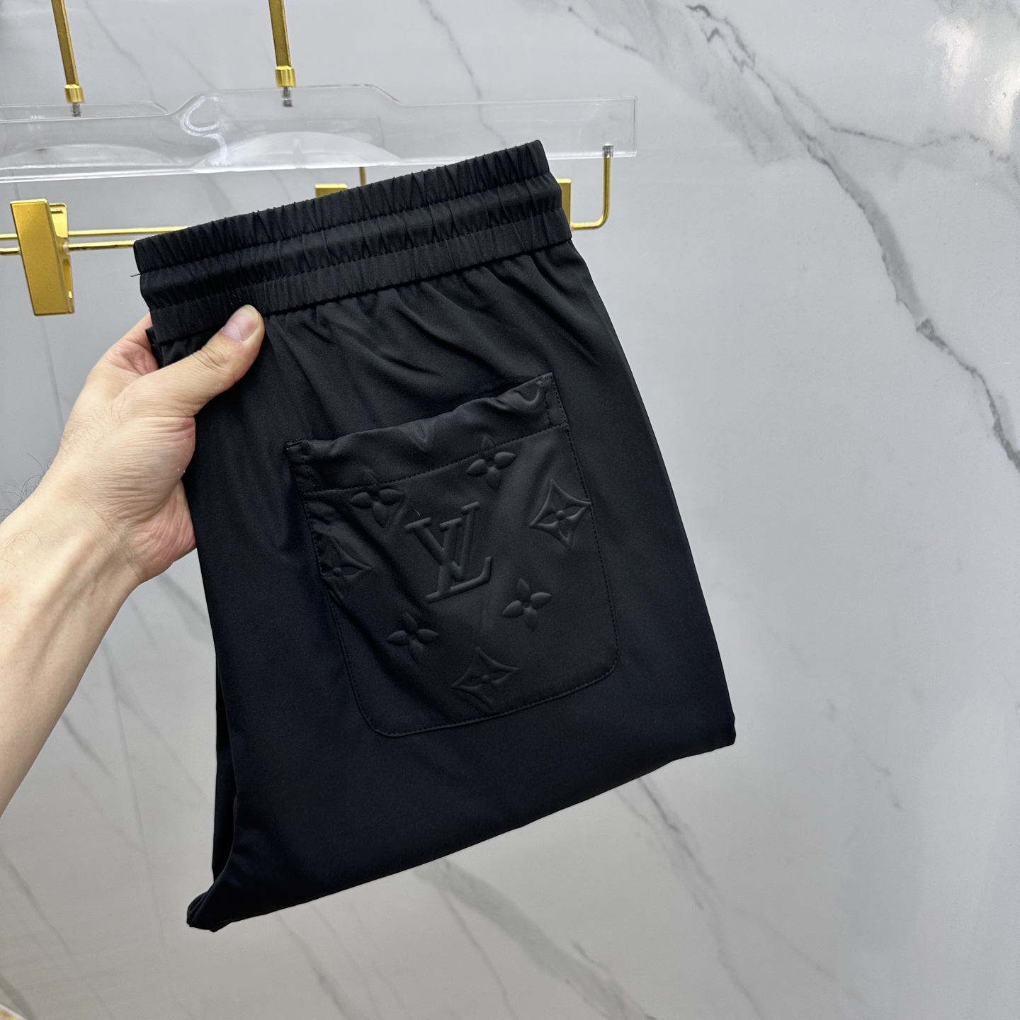 NO:118616,LV·Louis Vuitton's hot spring and summer new casual pants are released simultaneously on the official website, with minimal craftsmanship design on the trouser body, imported customer-supplied auxiliary materials and fabric customization, and factory-produced without inspection!  Every detail is the ultimate, the original hardware accessories are trendy and stylish, and they are a must-have item for trendy people!  SE code number M-3XL, louis vuitton,louis vuitton,alexander wang19860909LV·路易威登 爆款春夏新品休闲裤,官网同步发售,裤身极简工艺设计,进口客供辅料、面料定制,代工厂出品免检！每个细节做到极致,原版五金配件,潮范十足、上身有型帅气,潮人必备单品！se码数M-3XL,,louis vuitton,louis vuitton,alexander wang,Men's clothing