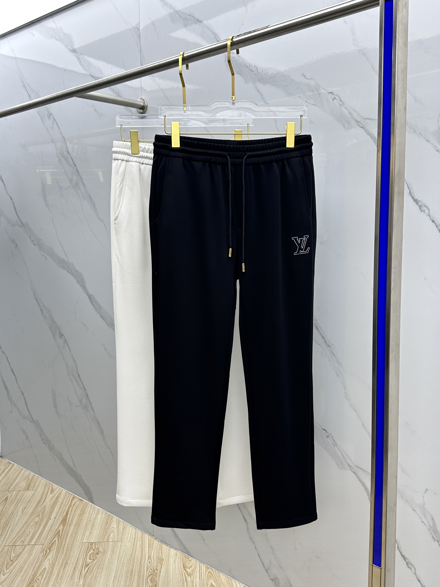 NO:118618,LV·Louis Vuitton's hot spring and summer new casual pants are released simultaneously on the official website. The pants are designed with minimal craftsmanship, imported customer-supplied auxiliary materials, customized fabrics are elastic, and the OEM products are free of inspection!  Every detail is the ultimate, the original hardware accessories are trendy and stylish, and they are a must-have item for trendy people!  SE code number M-3XL, louis vuitton,louis vuitton,alexander wang19860909LV·路易威登 爆款春夏新品休闲裤,官网同步发售,裤身极简工艺设计,进口客供辅料、面料定制有弹力,代工厂出品免检！每个细节做到极致,原版五金配件,潮范十足、上身有型帅气,潮人必备单品！se码数M-3XL,,louis vuitton,louis vuitton,alexander wang,Men's clothing