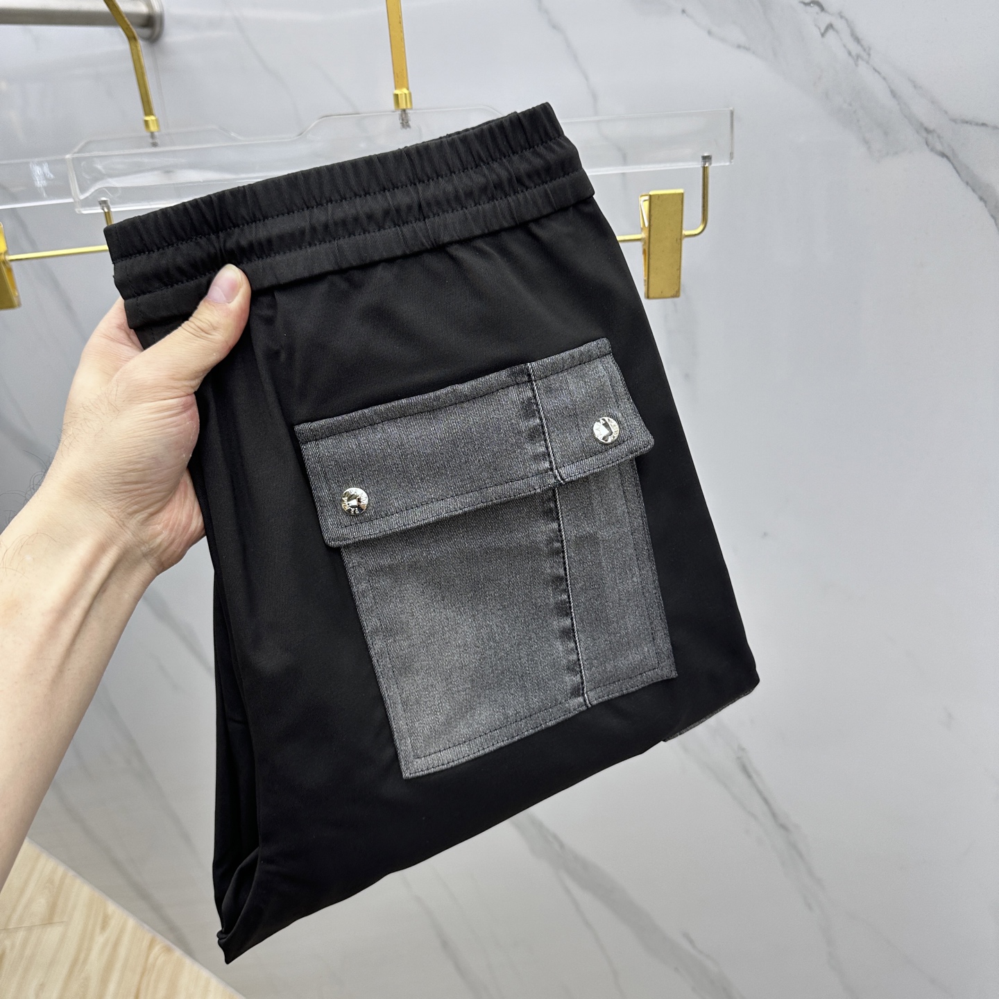 NO:134747,PRADA·Prada is a hot spring and summer new casual work pants, released simultaneously on the official website, trouser body craft design, imported customer-supplied auxiliary materials, and customized fabrics with elasticity, and OEM products are free of inspection!  Every detail is the ultimate, the original hardware accessories are trendy and stylish, and they are a must-have item for trendy people!  SE code number M-3XL, prada, prada, alexander wang19860909PRADA·普拉达 爆款春夏新品休闲工装裤,官网同步发售,裤身工艺设计,进口客供辅料、面料定制有弹力,代工厂出品免检！每个细节做到极致,原版五金配件,潮范十足、上身有型帅气,潮人必备单品！se码数M-3XL,,prada,prada,alexander wang,Men's clothing