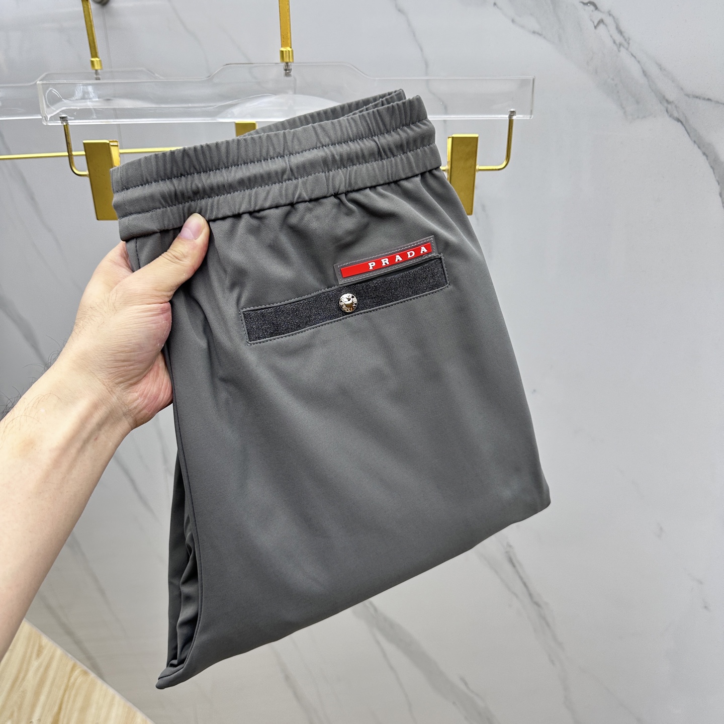 NO:134750,PRADA·Prada is a hot spring and summer new casual pants, released simultaneously on the official website, trouser body craft design, imported customer-supplied auxiliary materials, and customized fabrics with elasticity, and OEM products are free of inspection!  Every detail is the ultimate, the original hardware accessories are trendy and stylish, and they are a must-have item for trendy people!  SE code number M-3XL, prada, prada, alexander wang19860909PRADA·普拉达 爆款春夏新品休闲裤,官网同步发售,裤身工艺设计,进口客供辅料、面料定制有弹力,代工厂出品免检！每个细节做到极致,原版五金配件,潮范十足、上身有型帅气,潮人必备单品！se码数M-3XL,,prada,prada,alexander wang,Men's clothing