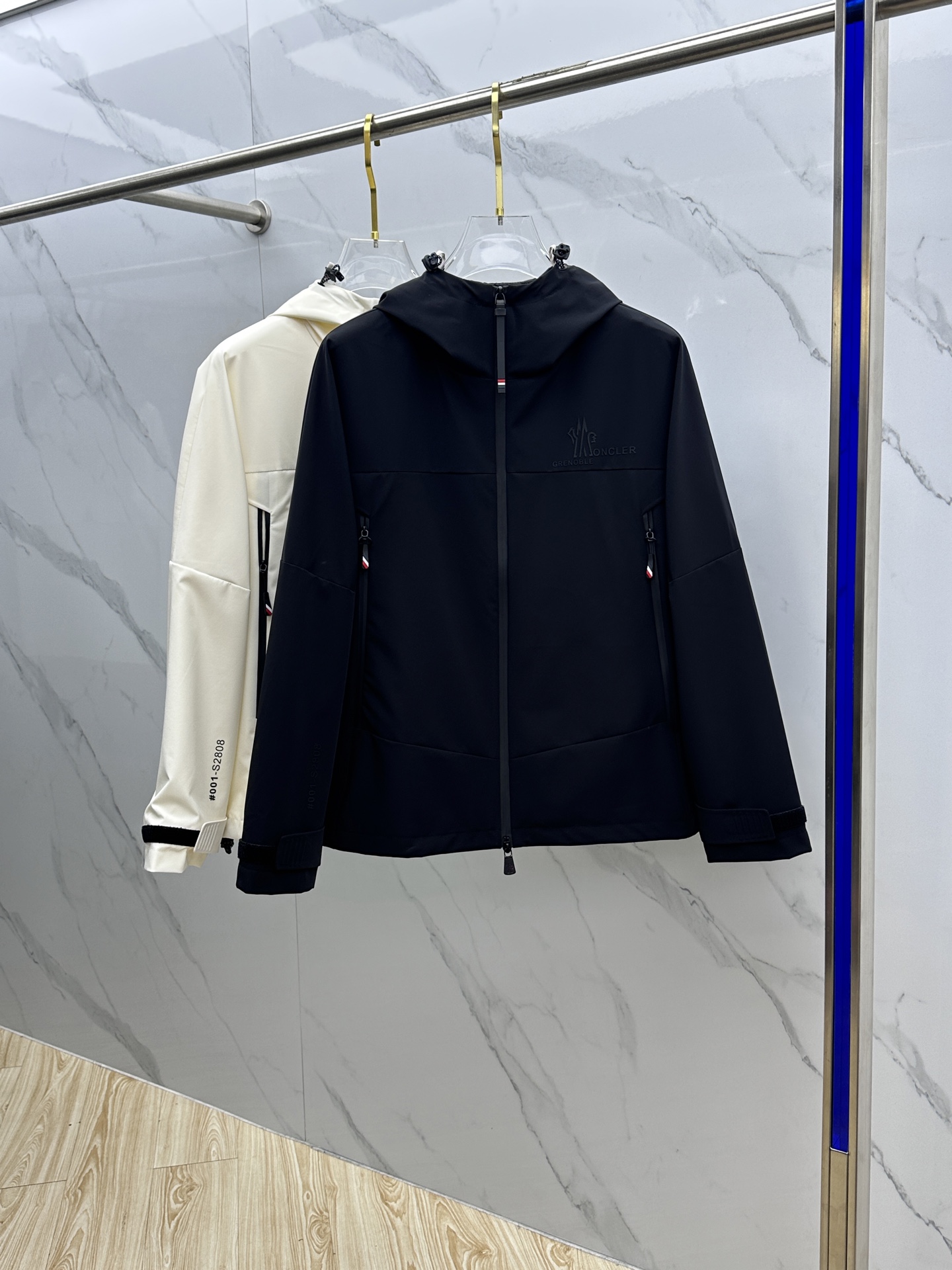 NO:118200,Moncler ·家发木 2025 spring new men's jacket hooded (not removable) jacket, original single three-standard full high-end version!  Zipper style, high-quality counter fabric, breathable and comfortable, impeccable details, brand elements design concept, exquisite workmanship and complex craftsmanship, professional purchasing grade reflects high quality. The feel is delicate and soft!  It is casually cut, with a great upper body style!  HS original single production code number M~XXXL, christian louboutin, Moncler, jackets & coats, jackets & coats, hats, alexander wang19860909Moncler·蒙口 2025春季新款男士夹克连帽（不可拆卸）外套,原单三标齐全高端版本！拉链款式 高定专柜面料 透气舒适度高,细节无可挑剔,品牌元素设计理念,做工考究工艺复杂,专业代购级体现高品质.手感细腻柔软！呈现休闲裁剪,上身版型超赞！ HS原单出品 码数M～XXXL,,christian louboutin,Moncler,jackets & coats,jackets & coats,hats,alexander wang,Men's clothing