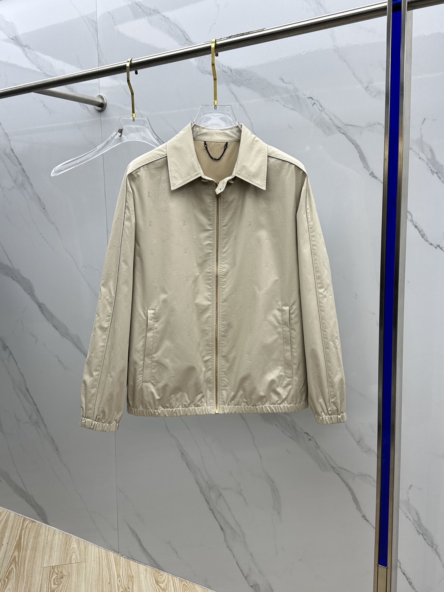 NO:118202,Louis Vuitton 2025 spring new men's jacket lapel jacquard jacket, original single three-standard full high-end version!  Zipper style, high-quality counter fabric, breathable and comfortable, impeccable details, brand elements design concept, exquisite workmanship and complex craftsmanship, professional purchasing grade reflects high quality. The feel is delicate and soft!  It is casually cut, with a great upper body style!  HS original single production code M~XXXL,,louis vuitton,louis vuitton,jackets & coats,jackets & coats,alexander wang19860909Louis Vuitton·路易威登 2025春季新款男士夹克翻领提花外套,原单三标齐全高端版本！拉链款式 高定专柜面料 透气舒适度高,细节无可挑剔,品牌元素设计理念,做工考究工艺复杂,专业代购级体现高品质.手感细腻柔软！呈现休闲裁剪,上身版型超赞！ HS原单出品 码数M～XXXL,,louis vuitton,louis vuitton,jackets & coats,jackets & coats,alexander wang,Men's clothing