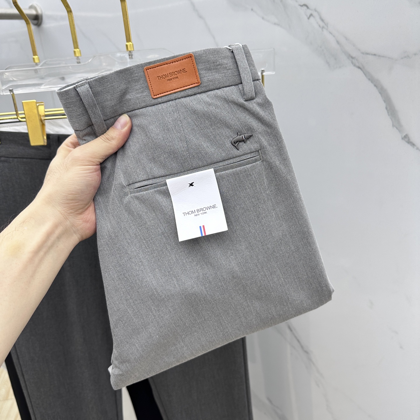 NO:137489,TB Tom 2025 spring and summer new casual pants and trousers, released simultaneously on the official website, trouser body craft design, imported customer-supplied auxiliary materials, fabric customization, and OEM products are free of inspection!  Every detail is the ultimate, the original hardware accessories are trendy and stylish, and they are a must-have item for trendy people!  Original AX production!  Number of codes 30-40 has 35 no 37. 39, alexander wang19860909TB汤姆 2025春夏新品休闲裤西裤,官网同步发售,裤身工艺设计,进口客供辅料、面料定制,代工厂出品免检！每个细节做到极致,原版五金配件,潮范十足、上身有型帅气,潮人必备单品！ AX原单出品！ 码数30-40有35无37. 39,,alexander wang,Men's clothing