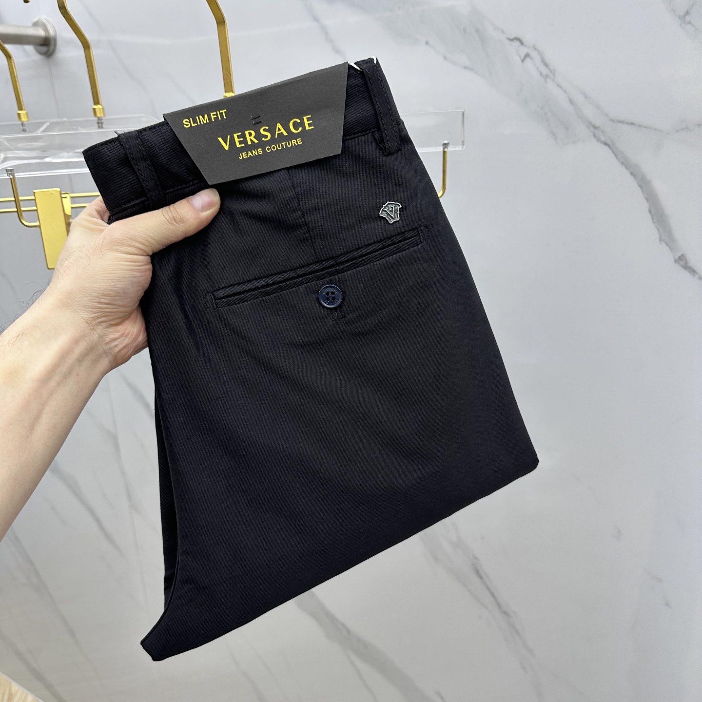 NO:120413,VERSACE·Versey 2025 spring and summer new casual trousers, simultaneously released on the official website, trouser body craft design, imported customer-supplied auxiliary materials, fabric customization, and OEM products are free of inspection!  Every detail is the ultimate, the original hardware accessories are trendy and stylish, and they are a must-have item for trendy people!  Original AX production!  Number of codes 30-40 has 35 no 37. 39, versace, versace, alexander wang19860909VERSACE·范思哲 2025春夏新品休闲裤西裤,官网同步发售,裤身工艺设计,进口客供辅料、面料定制,代工厂出品免检！每个细节做到极致,原版五金配件,潮范十足、上身有型帅气,潮人必备单品！ AX原单出品！ 码数30-40有35无37. 39,,versace,versace,alexander wang,Men's clothing