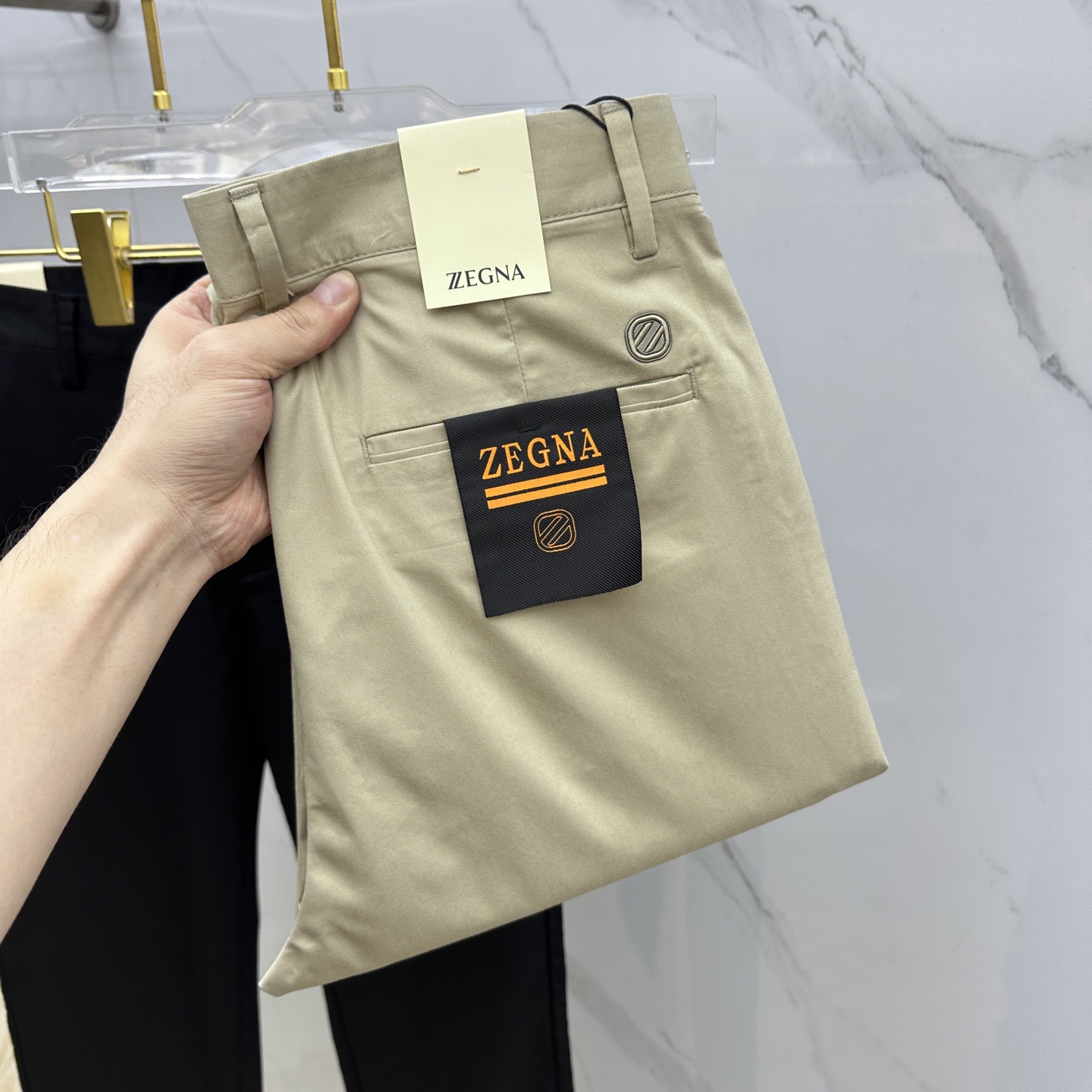 NO:120415,ZEGNA·Jenia 2025 spring and summer new casual trousers, simultaneously released on the official website, trouser body craft design, imported customer-supplied auxiliary materials, fabric customization, and OEM products are free of inspection!  Every detail is the ultimate, the original hardware accessories are trendy and stylish, and they are a must-have item for trendy people!  Original AX production!  Number of codes 30-40 has 35 no 37. 39, zegna,alexander wang19860909ZEGNA·杰尼亚 2025春夏新品休闲裤西裤,官网同步发售,裤身工艺设计,进口客供辅料、面料定制,代工厂出品免检！每个细节做到极致,原版五金配件,潮范十足、上身有型帅气,潮人必备单品！ AX原单出品！ 码数30-40有35无37. 39,,zegna,alexander wang,Men's clothing