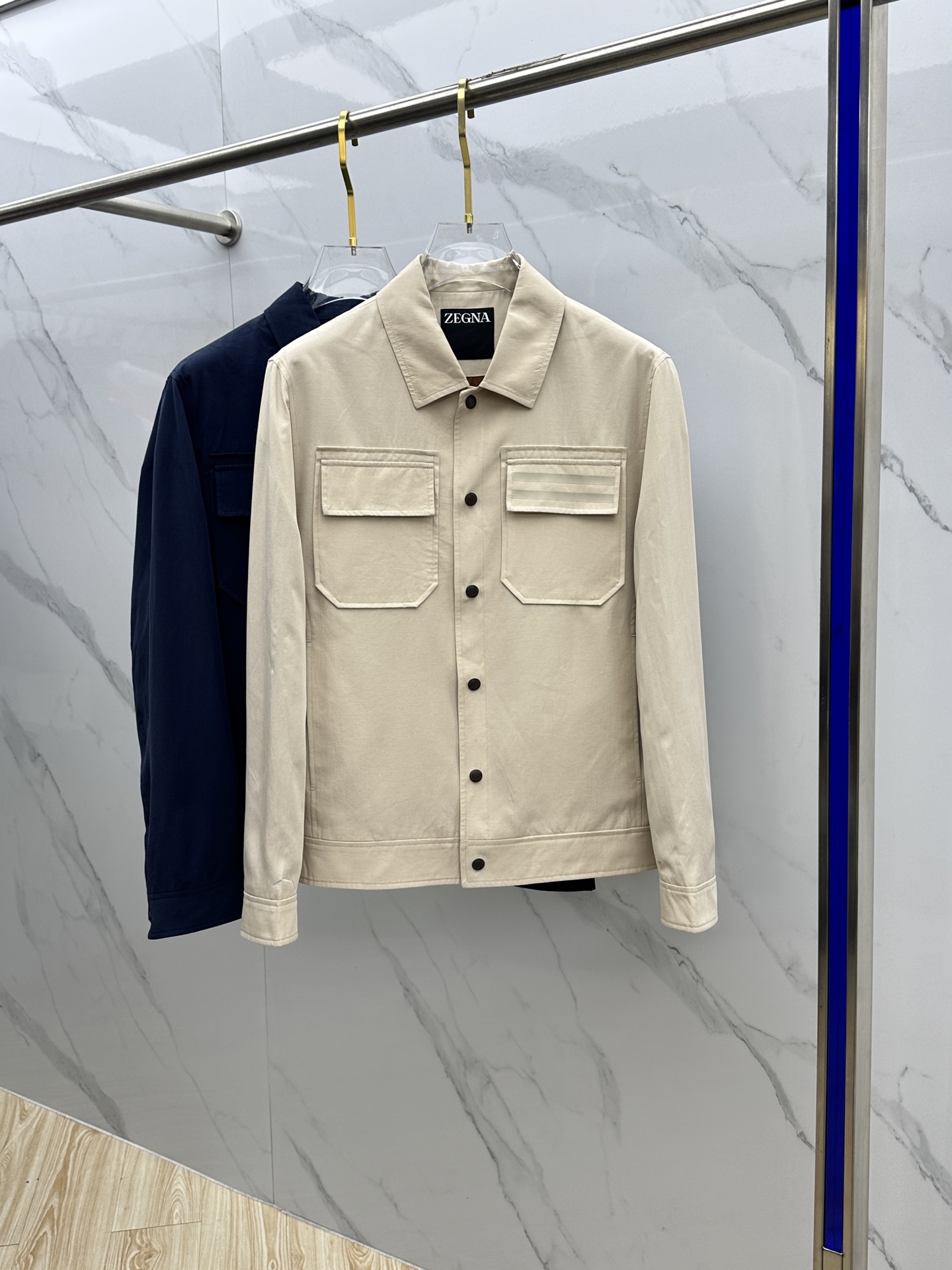 NO:120416,ZEGNA Jínia 2025 spring new men's jacket lapel jacket, original single three-standard full high-end version!  High-quality counter fabric, breathable and comfortable, chest parallel bar logo pocket, impeccable details, brand element design concept, exquisite workmanship and complex craftsmanship, professional purchasing grade reflects high quality. The feel is delicate and soft!  It is casually cut, with a great upper body style!  Original HS production code number M~XXXL, zegna, jackets & coats, jackets & coats, alexander wang19860909ZEGNA·杰尼亚 2025春季新款男士夹克翻领外套,原单三标齐全高端版本！高定专柜面料 透气舒适度高,胸前双杠logo口袋 细节无可挑剔,品牌元素设计理念,做工考究工艺复杂,专业代购级体现高品质.手感细腻柔软！呈现休闲裁剪,上身版型超赞！ HS原单出品 码数M～XXXL,,zegna,jackets & coats,jackets & coats,alexander wang,Men's clothing