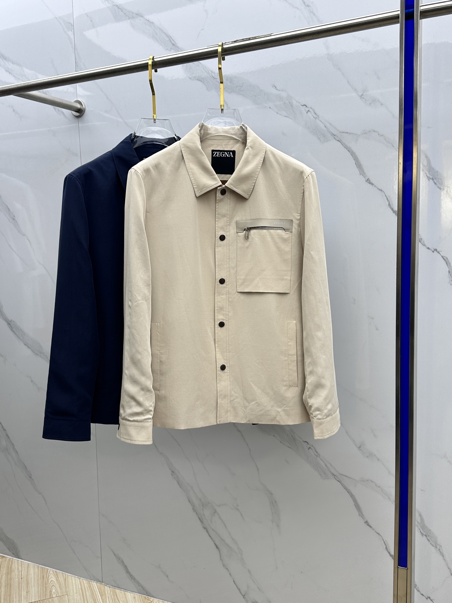 NO:120421,ZEGNA Jínia 2025 spring new men's jacket lapel jacket, original single three-standard full high-end version!  High-quality counter fabrics, breathable and comfortable, brand logo zipper leather brand on the chest, impeccable details, brand elements design concept, exquisite workmanship and complex craftsmanship, professional purchasing grade reflects high quality. The feel is delicate and soft!  It is casually cut, with a great upper body style!  Original HS production code number M~XXXL, zegna, jackets & coats, jackets & coats, alexander wang19860909ZEGNA·杰尼亚 2025春季新款男士夹克翻领外套,原单三标齐全高端版本！高定专柜面料 透气舒适度高,胸前品牌logo拉链皮牌 细节无可挑剔,品牌元素设计理念,做工考究工艺复杂,专业代购级体现高品质.手感细腻柔软！呈现休闲裁剪,上身版型超赞！ HS原单出品 码数M～XXXL,,zegna,jackets & coats,jackets & coats,alexander wang,Men's clothing