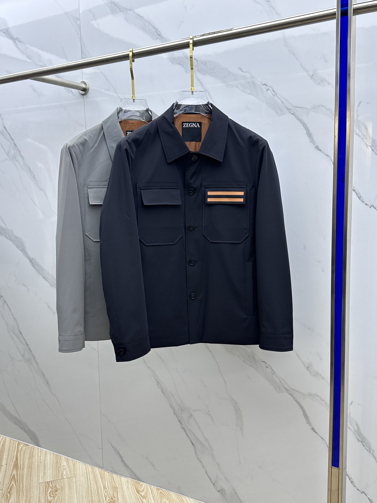 NO:120424,ZEGNA Jínia 2025 spring new men's jacket lapel jacket, original single three-standard full high-end version!  High-quality counter fabrics, breathable and comfortable, brand parallel bars on the chest, impeccable details, brand elements design concept, exquisite workmanship and complex craftsmanship, professional purchasing grade reflects high quality. The feel is delicate and soft!  It is casually cut, with a great upper body style!  Original HS production code number M~XXXL, zegna, jackets & coats, jackets & coats, alexander wang19860909ZEGNA·杰尼亚 2025春季新款男士夹克翻领外套,原单三标齐全高端版本！高定专柜面料 透气舒适度高,胸前品牌双杠 细节无可挑剔,品牌元素设计理念,做工考究工艺复杂,专业代购级体现高品质.手感细腻柔软！呈现休闲裁剪,上身版型超赞！ HS原单出品 码数M～XXXL,,zegna,jackets & coats,jackets & coats,alexander wang,Men's clothing