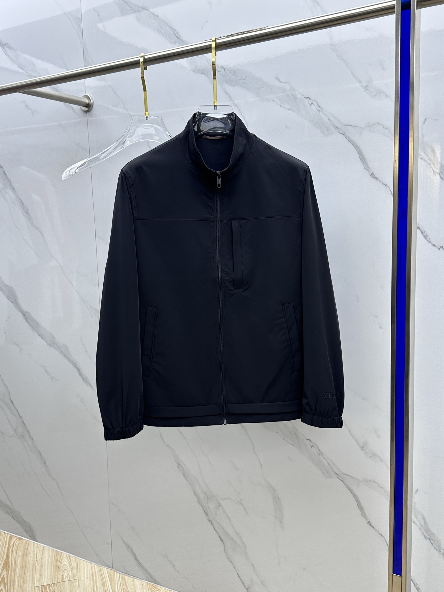 NO:120427,ZEGNA Jínia 2025 spring new men's jacket stand-up collar jacket, original single three-standard high-end version!  High-quality counter fabrics are breathable and comfortable, impeccable details, brand elements design concept, exquisite workmanship and complex craftsmanship, professional purchasing grade reflects high quality. The feel is delicate and soft!  It is casually cut, with a great upper body style!  Original HS production code number M~XXXL, zegna, jackets & coats, jackets & coats, alexander wang19860909ZEGNA·杰尼亚 2025春季新款男士夹克立领外套,原单三标齐全高端版本！高定专柜面料 透气舒适度高,细节无可挑剔,品牌元素设计理念,做工考究工艺复杂,专业代购级体现高品质.手感细腻柔软！呈现休闲裁剪,上身版型超赞！ HS原单出品 码数M～XXXL,,zegna,jackets & coats,jackets & coats,alexander wang,Men's clothing