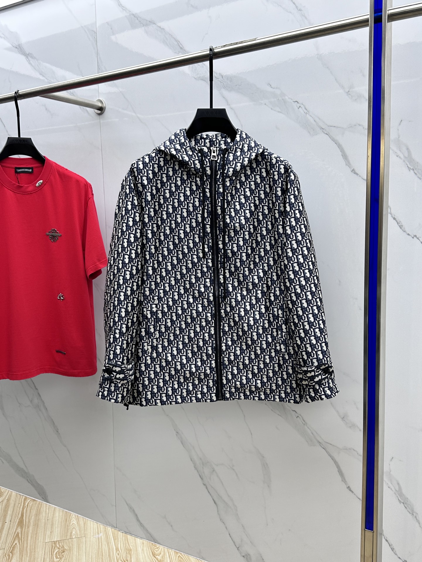 NO:120430,Dior 2025 spring new men's jacket hooded jacket, original single three-standard high-end version!  The high-end jacquard fabric is breathable and comfortable, with impeccable details, brand elements design concept, exquisite workmanship and complex craftsmanship, professional purchasing grade reflects high quality. It feels delicate and soft!  It is casually cut, with a great upper body style!  A13 original single production code M~XXXL,,dior,dior,jackets & coats,jackets & coats,hats,alexander wang19860909Dior·迪奥 2025春季新款男士夹克连帽外套,原单三标齐全高端版本！高定专柜提花面料 透气舒适度高,细节无可挑剔,品牌元素设计理念,做工考究工艺复杂,专业代购级体现高品质.手感细腻柔软！呈现休闲裁剪,上身版型超赞！ A13原单出品 码数M～XXXL,,dior,dior,jackets & coats,jackets & coats,hats,alexander wang,Men's clothing