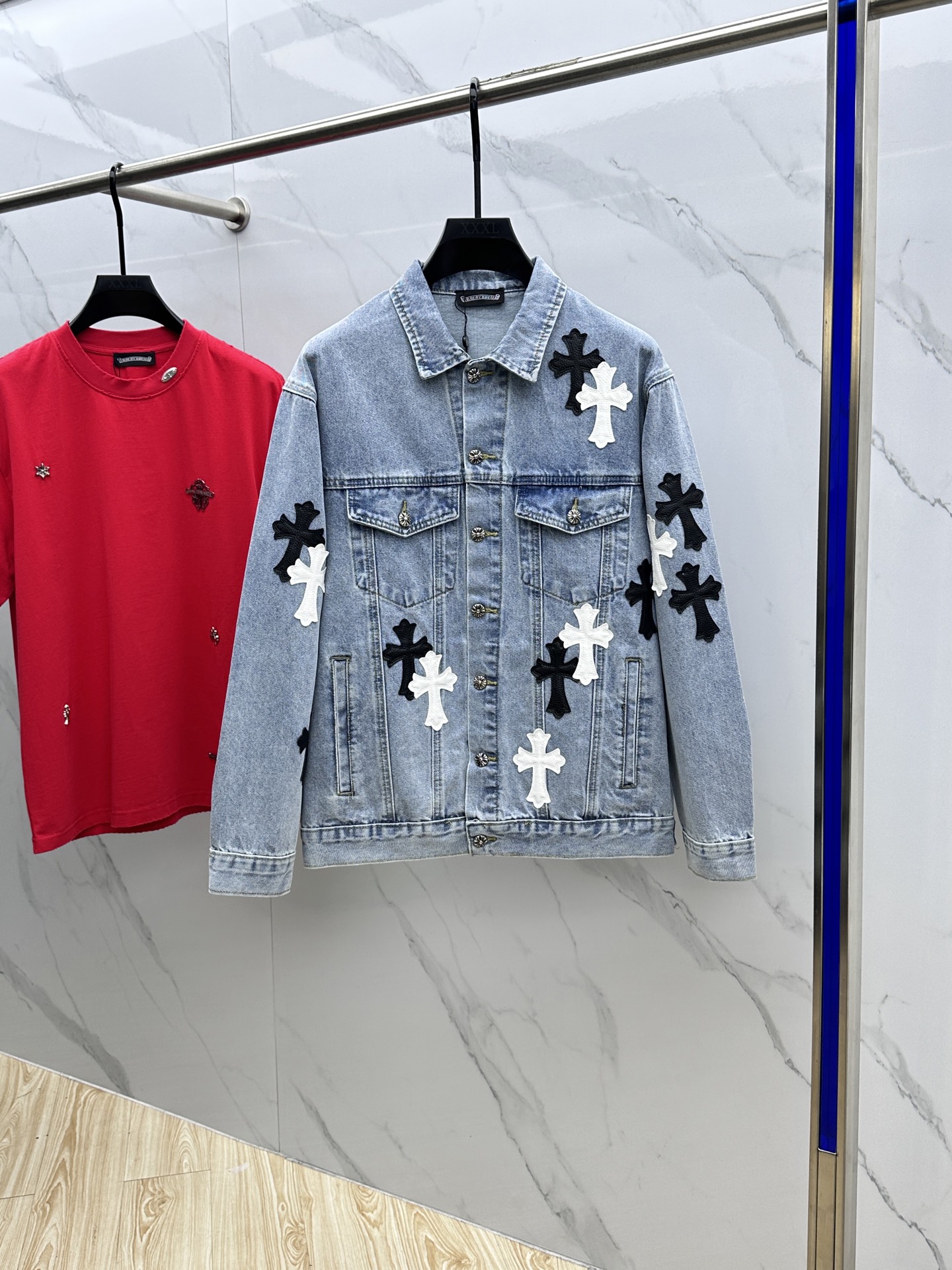 NO:120432,CH* Croxin 2025 new leather cross denim high-end custom pure cotton denim, washed and used for aging, comfortable touch, first-class texture. The texture of the fabric is very clear and very textured!  !  It is very practical and has no too much embellishment. It only has a handsome look when worn. It is easy to confuse the shape!  The leather brand craftsmanship is used to distinguish the market printed version. The Croxin button is molded separately. The small button is very exquisite. The classic lapel denim style is very eye-catching!  Simple and fashionable A13 original single production code M-3XL, chrome hearts, alexander wang19860909CH*克罗心 2025新款 拼皮十字架牛仔 高端定制纯棉牛仔布,洗水做旧处理,手感舒适,质感一流 面料的纹路非常清晰,非常有质感！！实穿性非常强 没有过多的点缀 穿起来只有帅气风.轻松凹造型！ 分别用了皮牌的工艺 区别市面印花版本 克罗心纽扣单独开模 小小纽扣 就十分精致 经典翻领牛仔版型,吸睛十足！简约时尚 A13原单出品 码数M-3XL,,chrome hearts,alexander wang,Men's clothing