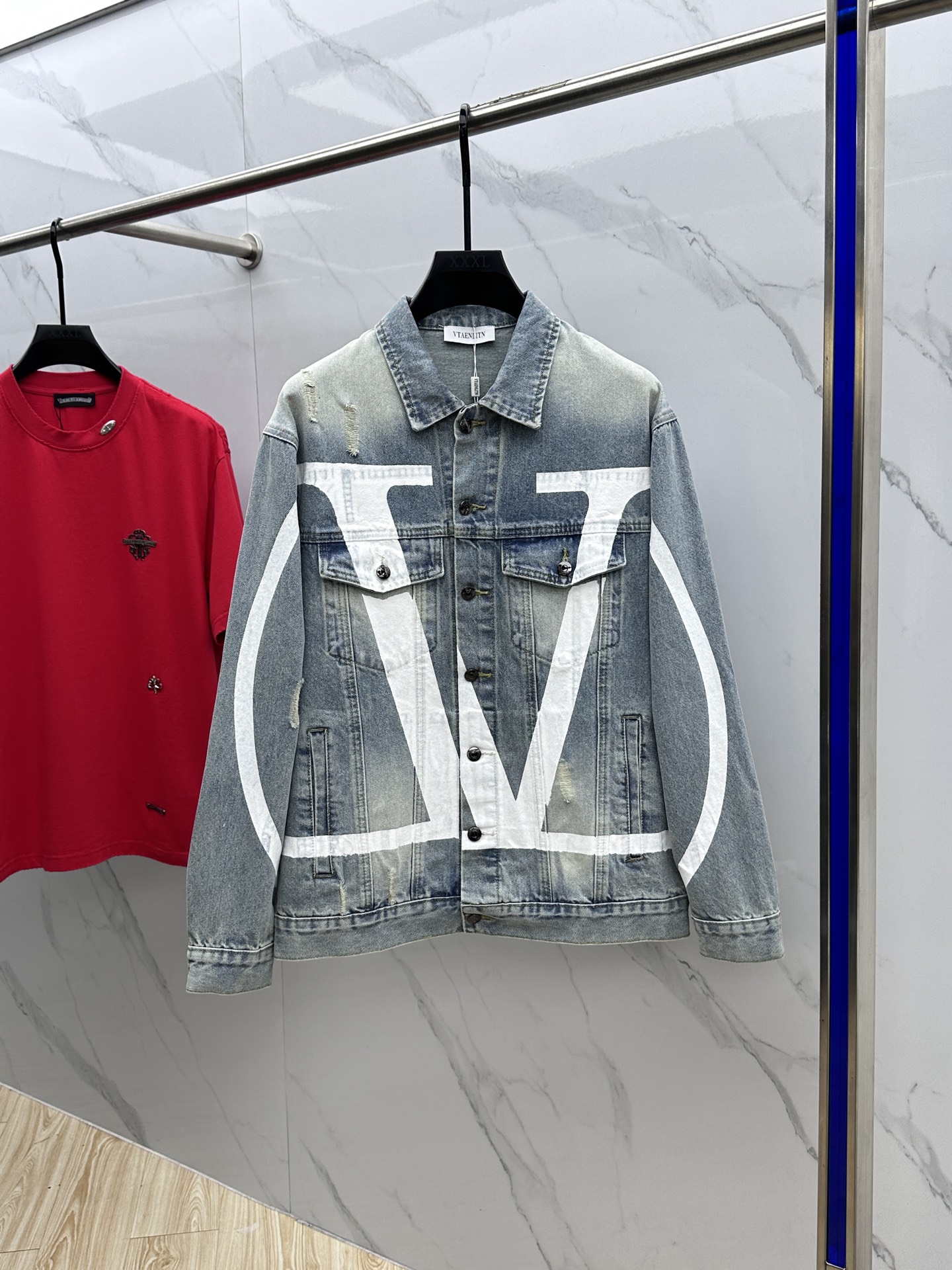 NO:120435,VLTN V home hot model 2025 lapel denim jacket, double pocket logo embellishment on the chest is very recognizable. Brand big V print, with pockets on both sides. The fading effect gives the body a retro charm. The fabric uses imported heavy tannins. Natural and environmentally friendly washing color. The color is very positive, the thickness of the fabric is moderate. The whole quality of hardware and accessories is produced by A13 original number M-3XL,, jackets & coats, alexander wang19860909VLTN V家爆款 2025翻领牛仔外套,胸口双口袋标志点缀很辨识度. 品牌大V印花 两侧插袋. 褪色效果赋予衣身复古的迷人魅力.面料采用进口重磅丹宁 天然环保的水洗颜色 颜色很正,面料的厚度适中 五金辅料全品相 A13原单出品 码数M-3XL,,jackets & coats,alexander wang,Men's clothing