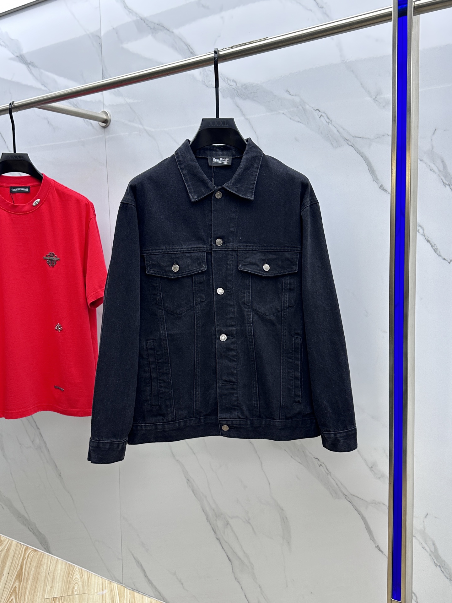 NO:120438,BALEN* 2025 spring and summer new lapel denim jacket, double pocket logo on the chest, very recognizable, and the two sides are inserted into the bag. Contrast color between the top line design, offset printing on the back, and the black washing effect gives the body a retro charm. The fabric uses imported heavy tannins. Natural and environmentally friendly washing color. The color is very positive, the thickness of the fabric is moderate. The hardware and accessories are all in full. A13 original single production. Number M-3XL, balenciaga, jackets & coats, alexander wang19860909BALEN* 2025春夏新款翻领牛仔外套,胸口双口袋标志点缀很辨识度 两侧插袋. 撞色间面线设计.后背胶印.洗水黑效果赋予衣身复古的迷人魅力.面料采用进口重磅丹宁 天然环保的水洗颜色 颜色很正,面料的厚度适中 五金辅料全品相, A13原单出品 码数M-3XL,,balenciaga,jackets & coats,alexander wang,Men's clothing