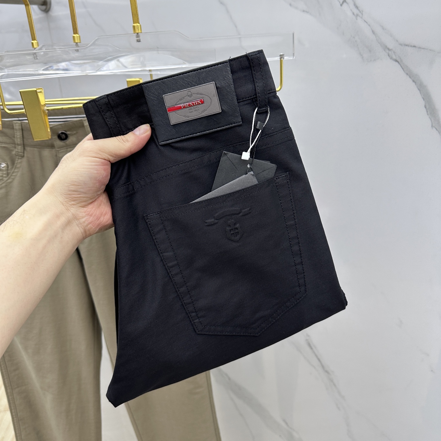 NO:133048,PRADA 2025 early summer new original single classic five-bag casual pants, small straight-leg pants, super stylish, original single customized wash water, super durable, original hardware auxiliary material mold opening!  Complete three standards, long-term washing without fading and deformation, trendy and versatile, original AX single product, number 30-40, 35 without 37. 39,,prada,prada,alexander wang19860909PRADA·普拉达 2025初夏新款原单经典五袋款休闲裤 小直筒裤型 超级有范,原单定制洗水 极品超级耐看 原版五金辅料开模！三标齐全 久洗不褪色不变形 潮流百搭 AX原单出品 码数30-40有35无37. 39,,prada,prada,alexander wang,Men's clothing