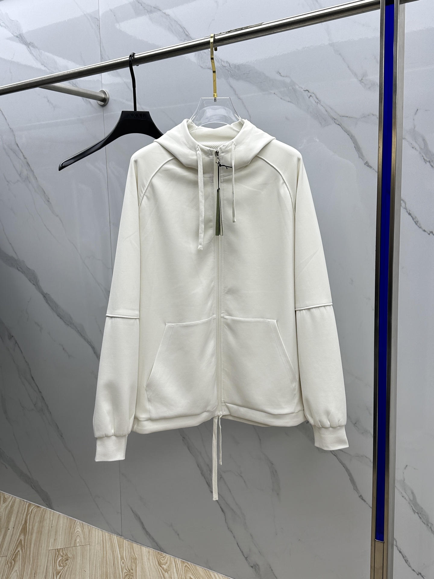 NO:121669,Gucci 2025SS early spring new product GG logo hooded jacket jacket timeless and classic charming jacket, slightly loose cut style, makes people feel its warmth at a glance... The appearance is so beautiful that the sense of honor is irreplaceable. Effectively maintain temperature balance and prevent static electricity. The hood and pockets are spliced ​​with cotton fiber cut pieces to highlight the sense of sports and leisure, and the original white polyester zipper tiles have delicate details. It does not look monotonous or bloated. 8023 original single production code M-XXXL,,gucci,gucci,jackets & coats,jackets & coats,hats,alexander wang19860909Gucci·古驰 2025SS早春新品 GG标识连帽夹克外套 隽永经典的魅力外套,微宽松裁剪版型,让人一眼感觉的它的温暖...颜值爆表款单品,尊贵感无可替代. 有效保持温度平衡更防止静电. 兜帽及口袋采用棉质纤维裁片拼接彰显运动休闲感,原厂白色聚酯拉链开襟细节质感细腻.不显单调不显臃肿. 8023原单出品 码数M-XXXL,,gucci,gucci,jackets & coats,jackets & coats,hats,alexander wang,Men's clothing