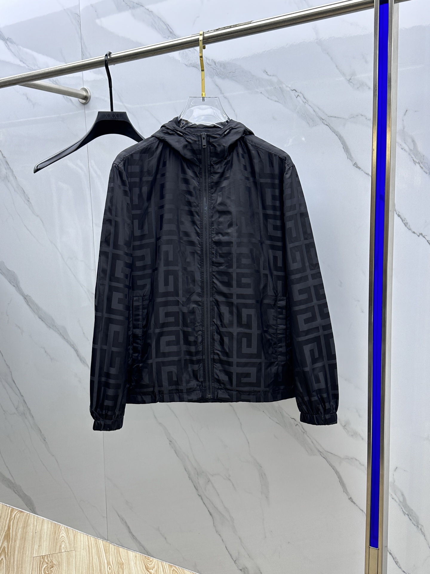 NO:121672,Givenchy Givenchy Spring 2025 new men's jacket hooded jacket, original single three-standard full high-end version!  High-quality counter fabrics are breathable and comfortable, impeccable details, brand elements design concept, exquisite workmanship and complex craftsmanship, professional purchasing grade reflects high quality. The feel is delicate and soft!  It is casually cut, with a great upper body style!  8023 original single production code M~XXXL, given , given , given , jackets & coats, jackets & coats, hats, alexander wang19860909Givenchy·纪梵希 2025春季新款男士夹克连帽外套,原单三标齐全高端版本！高定专柜面料 透气舒适度高,细节无可挑剔,品牌元素设计理念,做工考究工艺复杂,专业代购级体现高品质.手感细腻柔软！呈现休闲裁剪,上身版型超赞！ 8023原单出品 码数M～XXXL,,givenchy,givenchy,jackets & coats,jackets & coats,hats,alexander wang,Men's clothing