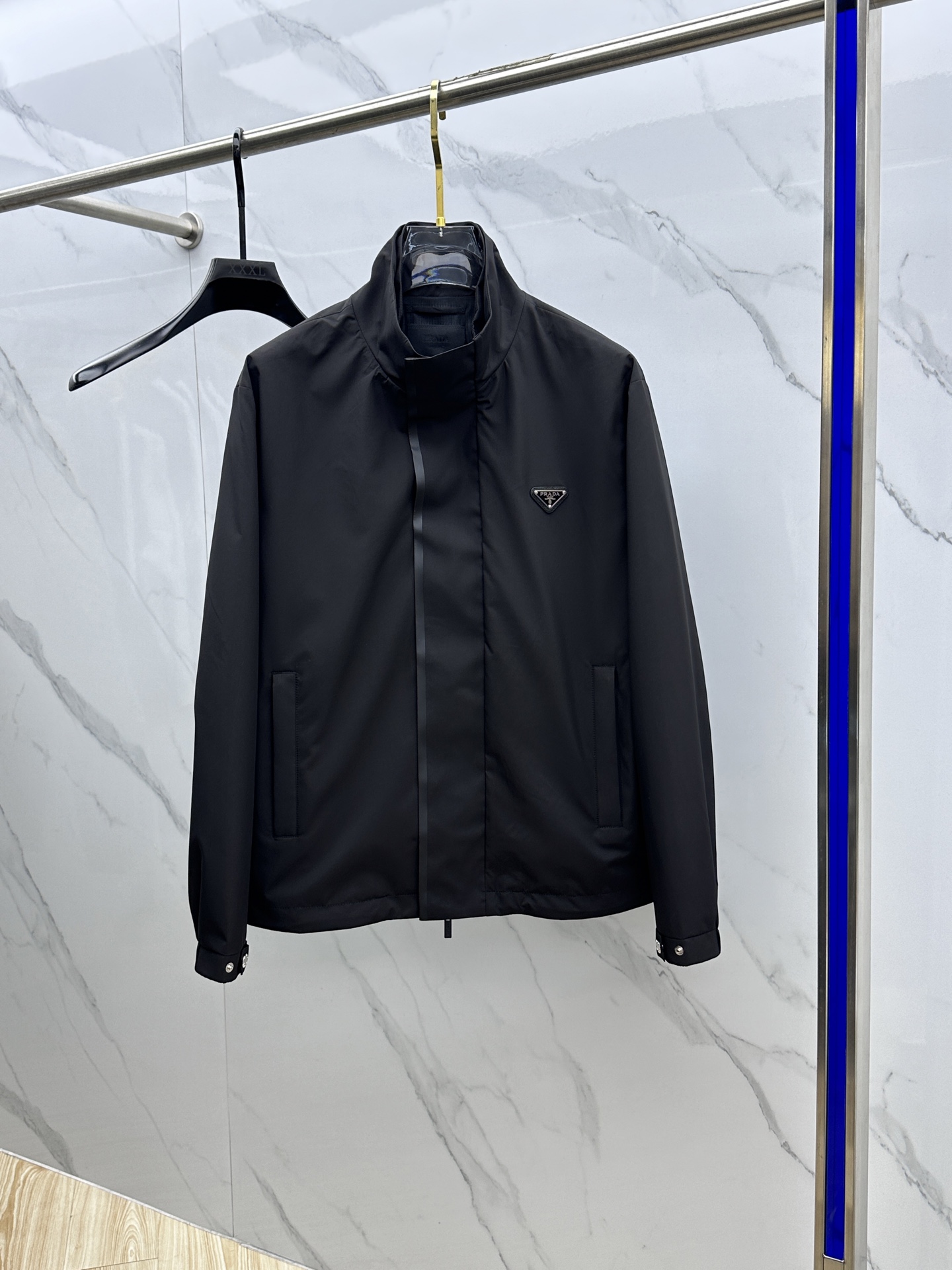 NO:121675,PRADA 2025 spring new men's jacket stand-up collar fake two-piece jacket, original single three-standard high-end version!  High-quality counter fabrics are breathable and comfortable, impeccable details, brand elements design concept, exquisite workmanship and complex craftsmanship, professional purchasing grade reflects high quality. The feel is delicate and soft!  It is casually cut, with a great upper body style!  8023 original single production code M~XXXL,,prada,prada,jackets & coats,jackets & coats,alexander wang19860909PRADA·普拉达 2025春季新款男士夹克立领假两件外套,原单三标齐全高端版本！高定专柜面料 透气舒适度高,细节无可挑剔,品牌元素设计理念,做工考究工艺复杂,专业代购级体现高品质.手感细腻柔软！呈现休闲裁剪,上身版型超赞！ 8023原单出品 码数M～XXXL,,prada,prada,jackets & coats,jackets & coats,alexander wang,Men's clothing