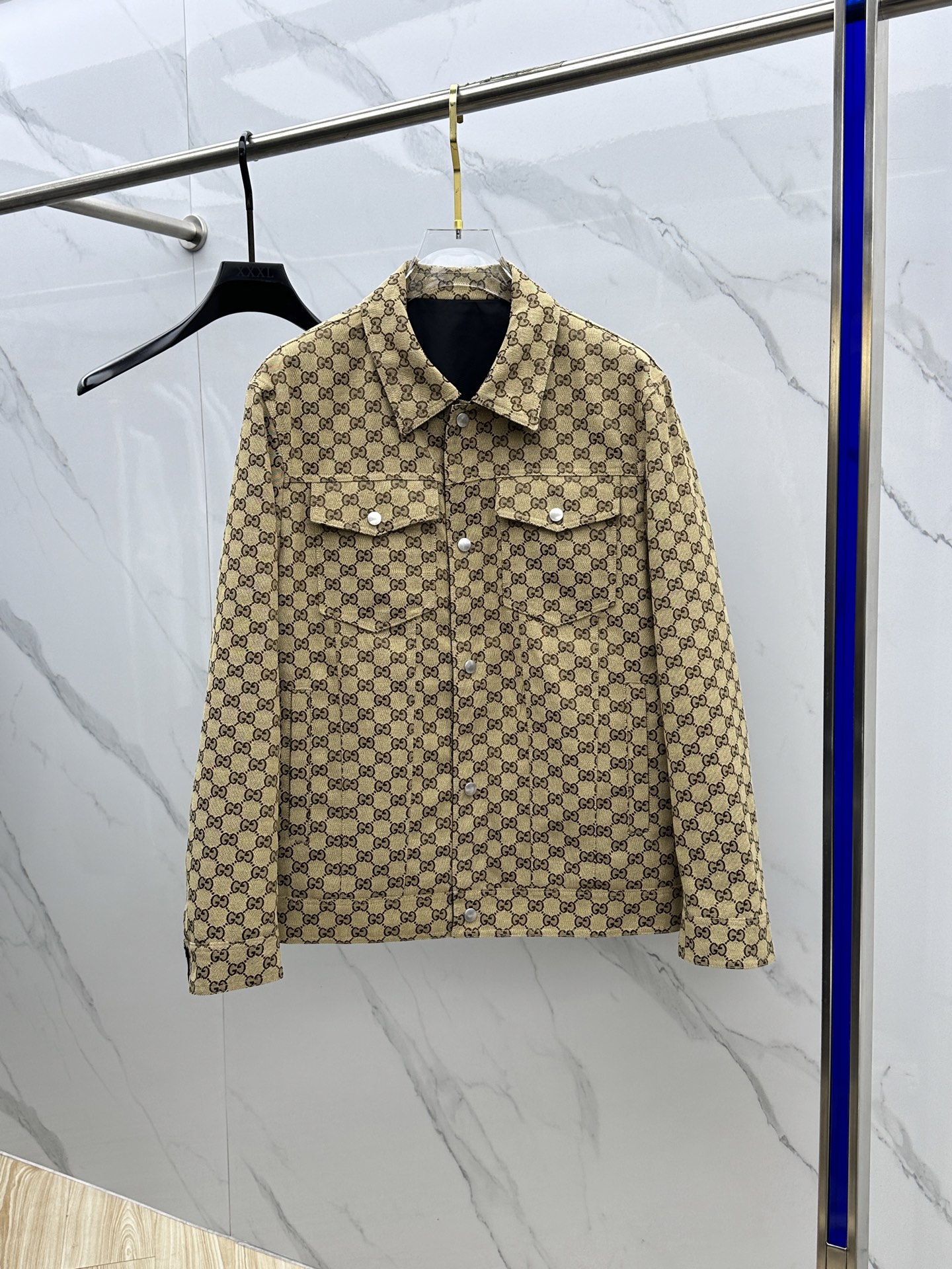 NO:121678,Gucci 2025 spring new men's jacket lapel jacket (double-sided wear), original single three-standard full high-end version!  High-quality counter fabrics are breathable and comfortable, impeccable details, brand elements design concept, exquisite workmanship and complex craftsmanship, professional purchasing grade reflects high quality. The feel is delicate and soft!  It is casually cut, with a great upper body style!  8023 original single production code M~XXXL, gucci,gucci,jackets & coats,jackets & coats,alexander wang19860909Gucci·古驰 2025春季新款男士夹克翻领外套（双面穿）,原单三标齐全高端版本！高定专柜面料 透气舒适度高,细节无可挑剔,品牌元素设计理念,做工考究工艺复杂,专业代购级体现高品质.手感细腻柔软！呈现休闲裁剪,上身版型超赞！ 8023原单出品 码数M～XXXL,,gucci,gucci,jackets & coats,jackets & coats,alexander wang,Men's clothing