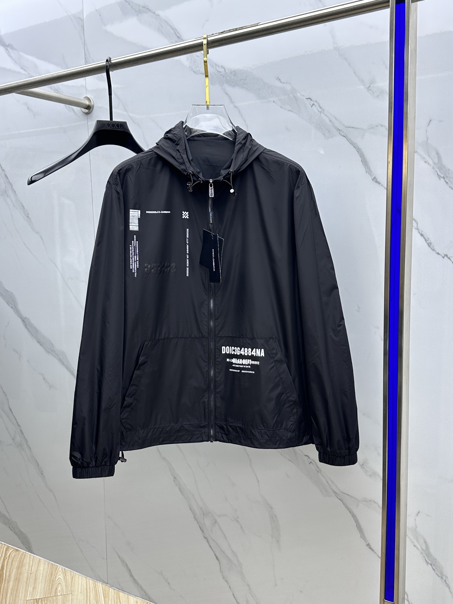 NO:121681,DG·Dougabanna Spring 2025 new men's jacket hooded jacket single-layer skin coat, original single three-standard full high-end version!  High-quality counter fabrics are breathable and comfortable, impeccable details, brand elements design concept, exquisite workmanship and complex craftsmanship, professional purchasing grade reflects high quality. The feel is delicate and soft!  It is casually cut, with a great upper body style!  8023 original single production code M~XXXL, Dolce&Gabbana, Dolce&Gabbana, jackets & coats, jackets & coats, hats, alexander wang19860909DG·杜嘉班纳 2025春季新款男士夹克连帽外套单层皮肤衣,原单三标齐全高端版本！高定专柜面料 透气舒适度高,细节无可挑剔,品牌元素设计理念,做工考究工艺复杂,专业代购级体现高品质.手感细腻柔软！呈现休闲裁剪,上身版型超赞！ 8023原单出品 码数M～XXXL,,Dolce&Gabbana,Dolce&Gabbana,jackets & coats,jackets & coats,hats,alexander wang,Men's clothing