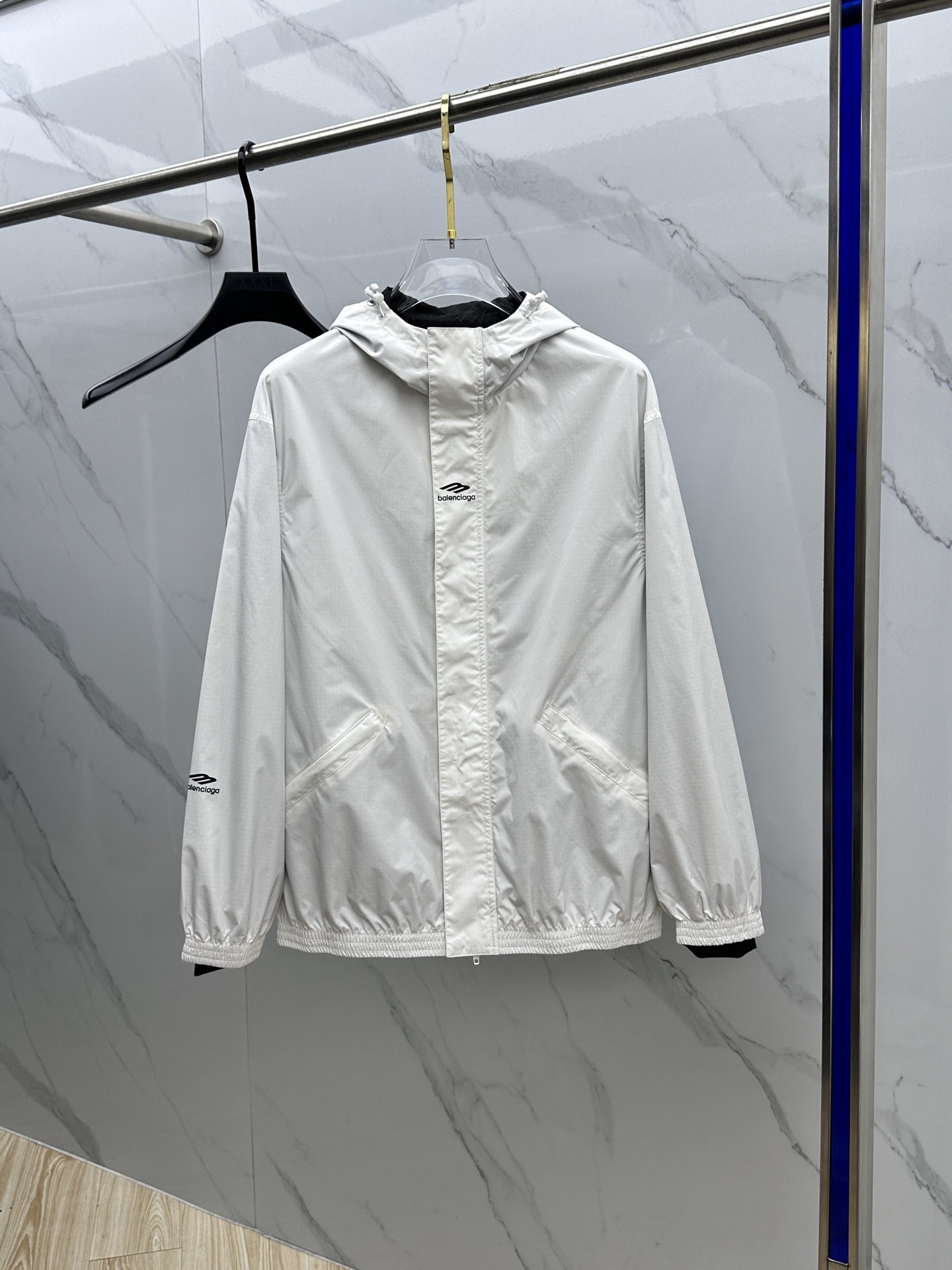 NO:121687,Bal*nci*ga·Balenicaga 2025 early spring new product The OS cut design of men's hooded jacket ragander sleeves is unique!  Simple and fashionable silhouette creates unique charm. Customer-supplied imported organic cotton is the highest standard for cotton environmentally friendly technology. The inner body is comfortable and breathable, and the micro-washing process makes the fabric feel and texture excellent. It is made of Japanese fine embroidery patch technology, perfectly interpreting the charm of different levels of art. The fineness is as high as! 8023 original single production code M-XXXL, balenciaga, jackets & coats, hats, alexander wang19860909Bal*nci*ga·巴黎世家 2025早春新品 男士连帽外套插肩袖的OS裁剪设计独一无二！ 简约时尚廓形铸就了独特魅力.客供进口有机棉,是目前棉质环保工艺技术最高标准. 内里着身舒爽透气,微水洗工艺更是使面料的手感质感达到绝佳. 运用日本精细刺绣贴布工艺制作而成,完美演绎了不同层次艺术的魅力.精细度高达! 8023原单出品 码数M-XXXL,,balenciaga,jackets & coats,hats,alexander wang,Men's clothing