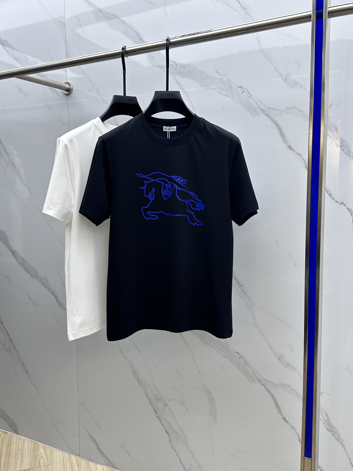 NO:121721,BURBERRY·Burberry 2025 spring and summer new printed logo short-sleeved, high-version, counter synchronization!  Very recognizable and super textured!  Layered base is very blogger-like, low-key and tasteful, original fabric, ice porcelain cotton fabric, soft and comfortable upper body, not picking up age or body, full of fashionable texture, super versatile and beautiful, a must-have for everyone, tag collar, washing wheat, complete three-standard A20 original size Size M-3XL,,burberry,burberry,T-shirt,alexander wang19860909BURBERRY·巴宝莉 2025春夏新款印花标识短袖,高版本,专柜同步！很有辨识度,超级有质感！叠穿打底就很有博主范儿了 ,低调有品位 ,原版面料 ,冰瓷棉面料,上身柔软舒适,不挑年龄不挑身材时尚感爆棚,质感超强时尚又个性 ,超级百搭好看的一款 ,人手必备款吊牌领标 水洗麦,三标齐全 A20原版出品 尺码M-3XL,,burberry,burberry,T-shirt,alexander wang,Men's clothing