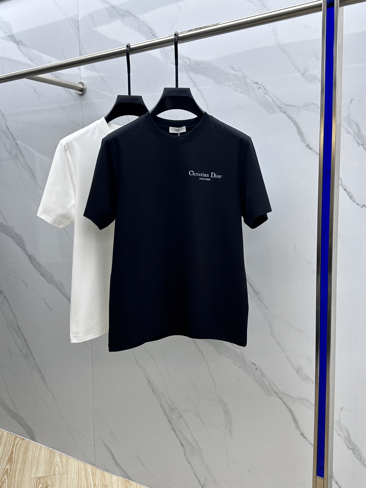 NO:121724,Dior 2025 spring and summer new letter printed logo short sleeves, high-end version, counter synchronization!  Very recognizable and super textured!  Layered base is very blogger-like, low-key and tasteful, original fabric, ice porcelain cotton fabric, soft and comfortable upper body, not picking up age or body, full of fashionable feeling, super versatile and beautiful, a must-have for everyone, tag collar, washing wheat, complete three-standard A20 original size Size M-3XL,,dior,dior,T-shirt,alexander wang19860909Dior·迪奥 2025春夏新款字母印花标识短袖,高版本,专柜同步！很有辨识度,超级有质感！叠穿打底就很有博主范儿了 ,低调有品位 ,原版面料 ,冰瓷棉面料,上身柔软舒适,不挑年龄不挑身材时尚感爆棚,质感超强时尚又个性 ,超级百搭好看的一款 ,人手必备款吊牌领标 水洗麦,三标齐全 A20原版出品 尺码M-3XL,,dior,dior,T-shirt,alexander wang,Men's clothing