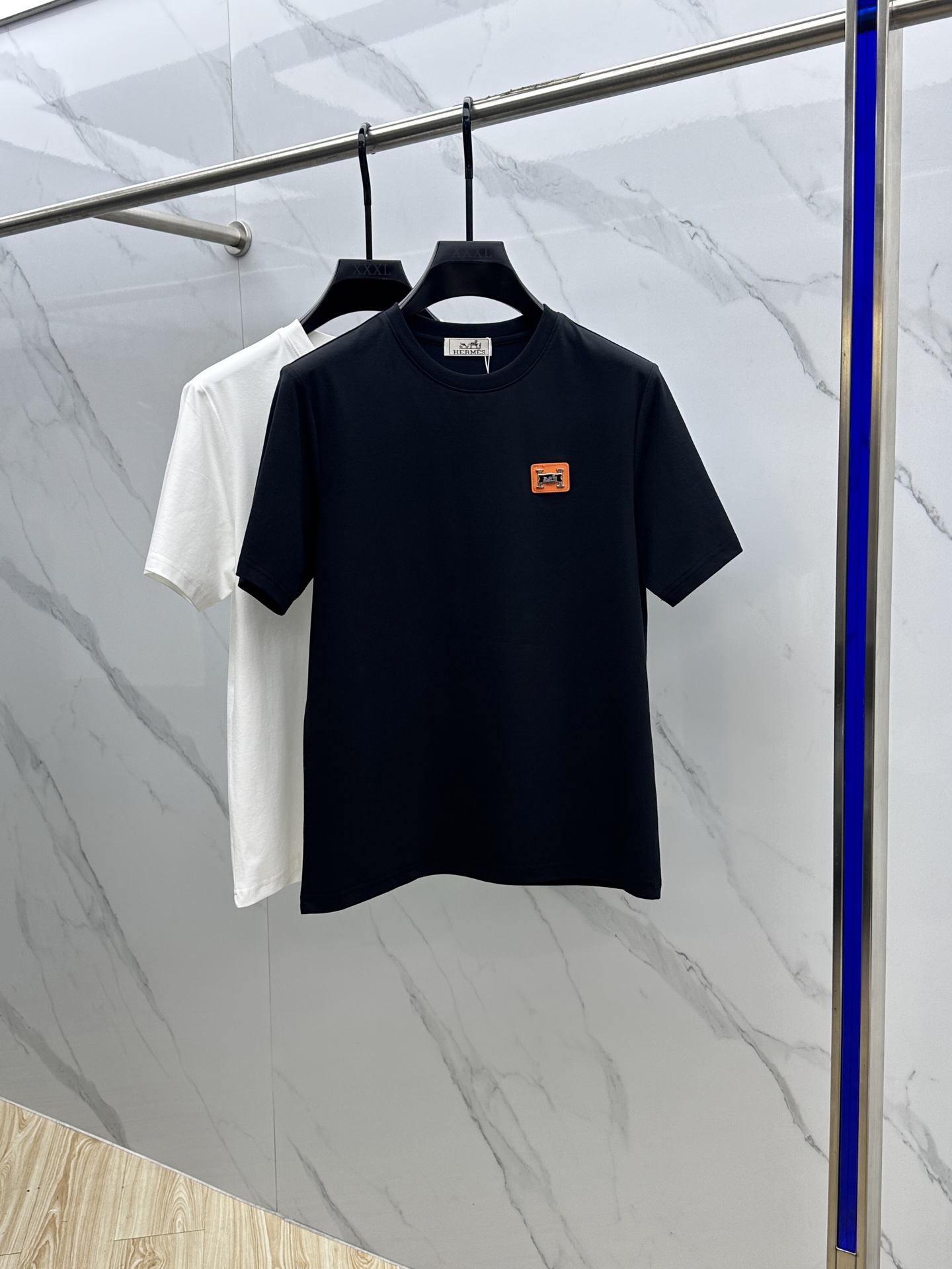 NO:121727,HERMES·Hermes 2025 spring and summer new short-sleeved, high-version, counter synchronization!  The hardware and leather card on the chest is very recognizable and super textured!  Layered base is very blogger-like, low-key and tasteful, original fabric, ice porcelain cotton fabric, soft and comfortable upper body, not picking up age or body, full of fashionable texture, super versatile and beautiful, a must-have for everyone, tag collar, washing wheat, complete three-standard A20 original Size M-3XL,, hermes, hermes, T-shirt, alexander wang19860909HERMES·爱马仕 2025春夏新短袖,高版本,专柜同步！胸前五金皮牌很有辨识度,超级有质感！叠穿打底就很有博主范儿了 ,低调有品位 ,原版面料 ,冰瓷棉面料,上身柔软舒适,不挑年龄不挑身材时尚感爆棚,质感超强时尚又个性 ,超级百搭好看的一款 ,人手必备款吊牌领标 水洗麦,三标齐全 A20原版出品 尺码M-3XL,,hermes,hermes,T-shirt,alexander wang,Men's clothing