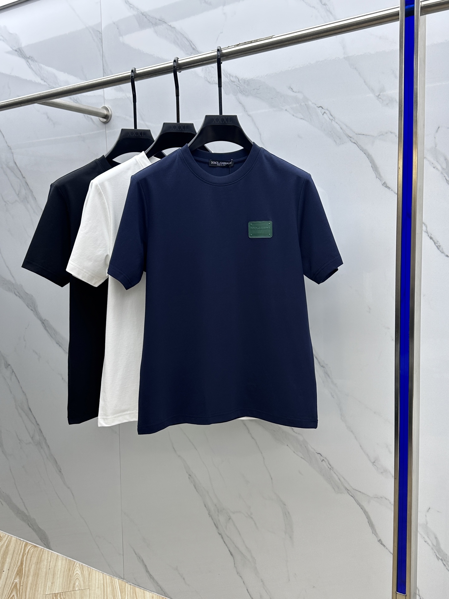 NO:121730,DG·Du Gabbana 2025 spring and summer new short-sleeved, high-version, counter synchronization!  The leather card on the chest is very recognizable and super textured!  Layered base is very blogger-like, low-key and tasteful, original fabric, ice porcelain cotton fabric, soft and comfortable upper body, not picking up age or body, full of fashionable texture, super versatile and beautiful, a must-have for everyone, tag collar, washing wheat, complete three-standard A20 original Size M-3XL, Dolce&Gabbana, Dolce&Gabbana, T-shirt, alexander wang19860909DG·杜嘉班纳 2025春夏新短袖,高版本,专柜同步！胸前皮牌很有辨识度,超级有质感！叠穿打底就很有博主范儿了 ,低调有品位 ,原版面料 ,冰瓷棉面料,上身柔软舒适,不挑年龄不挑身材时尚感爆棚,质感超强时尚又个性 ,超级百搭好看的一款 ,人手必备款吊牌领标 水洗麦,三标齐全 A20原版出品 尺码M-3XL,,Dolce&Gabbana,Dolce&Gabbana,T-shirt,alexander wang,Men's clothing