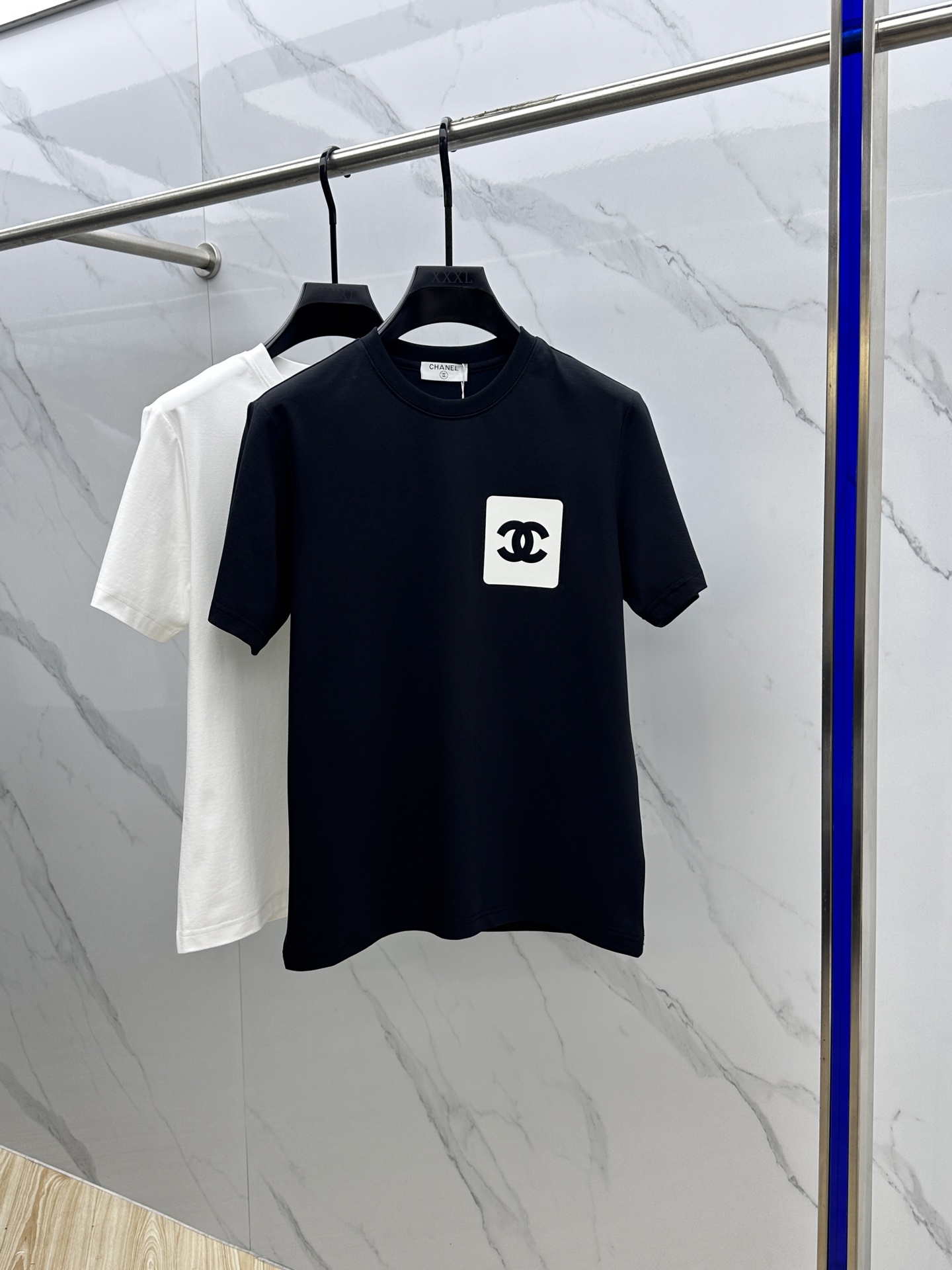 NO:121732,CHANEL Chanel 2025 spring and summer new short-sleeved, high-version, counter synchronization!  The logo print on the chest is very recognizable and super textured!  Layered base is very blogger-like, low-key and tasteful, original fabric, ice porcelain cotton fabric, soft and comfortable upper body, not picking up age or body, full of fashionable feeling, super versatile and beautiful, a must-have for everyone, tag collar, washing wheat, complete three-standard A20 original Size M-3XL, chanel, chanel, T-shirt, alexander wang19860909CHANEL·香奈儿 2025春夏新短袖,高版本,专柜同步！胸前logo印花 很有辨识度,超级有质感！叠穿打底就很有博主范儿了 ,低调有品位 ,原版面料 ,冰瓷棉面料,上身柔软舒适,不挑年龄不挑身材时尚感爆棚,质感超强时尚又个性 ,超级百搭好看的一款 ,人手必备款吊牌领标 水洗麦,三标齐全 A20原版出品 尺码M-3XL,,chanel,chanel,T-shirt,alexander wang,Men's clothing