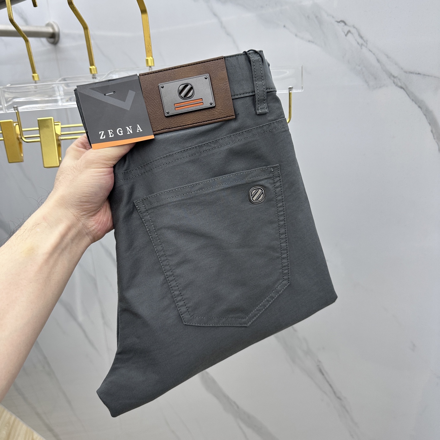 NO:121699,ZEGNA Jínia 2025 early summer new original single classic five-bag casual pants, small straight-leg pants, super stylish, original single customized wash water, super durable, original hardware auxiliary material mold opening!  Complete three standards, long-term washing without fading and deformation, trendy and versatile, original AX single product, number 30-40, 35 without 37. 39,,zegna,alexander wang19860909ZEGNA·杰尼亚 2025初夏新款原单经典五袋款休闲裤 小直筒裤型 超级有范,原单定制洗水 极品超级耐看 原版五金辅料开模！三标齐全 久洗不褪色不变形 潮流百搭 AX原单出品 码数30-40有35无37. 39,,zegna,alexander wang,Men's clothing