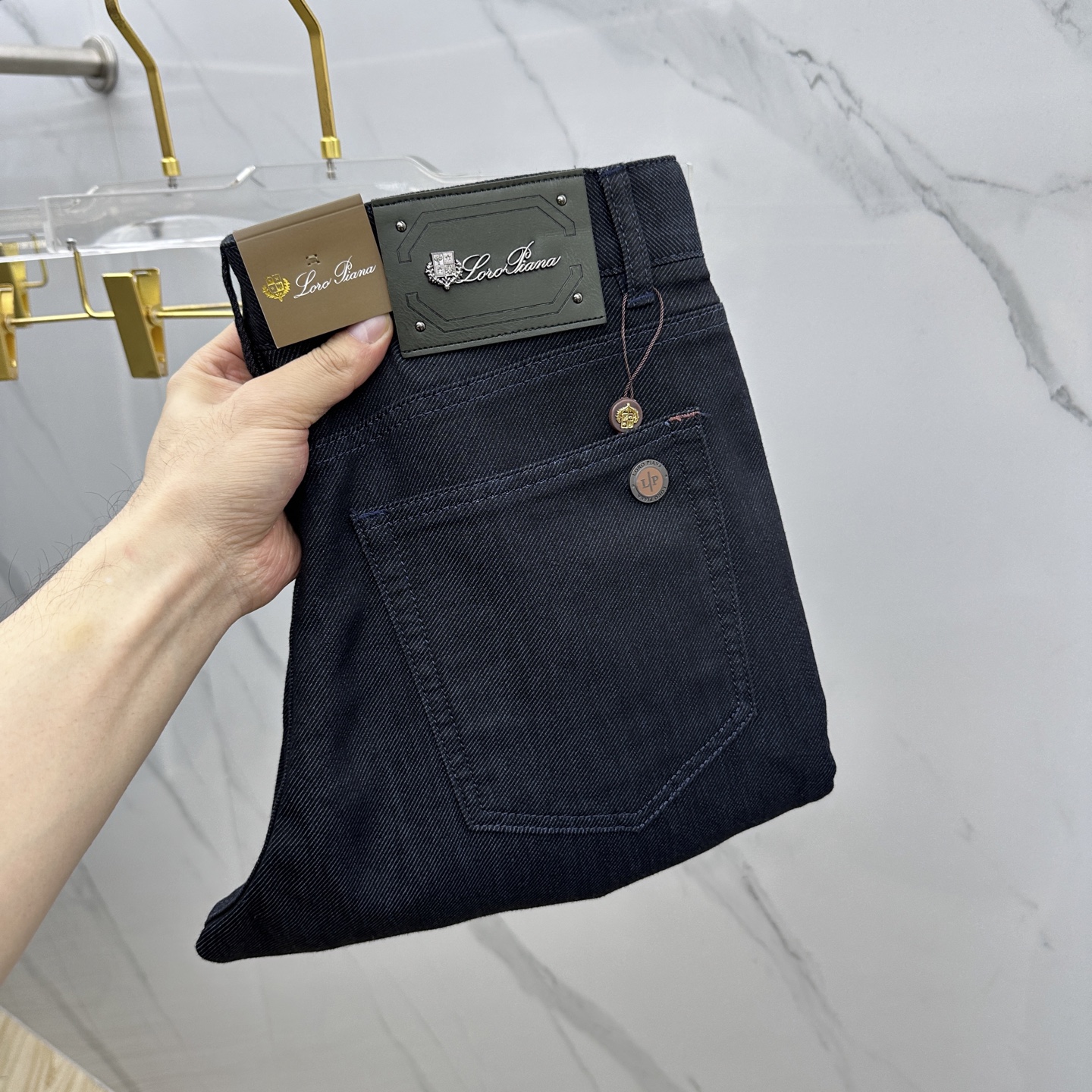 NO:121703,LP high-end customization, the latest jeans in early spring 2025, are available at the counter at the same time, four-season outfits, imported color fixing fabrics, original custom reproduction, customer-supplied hardware and auxiliary materials, original quality, heavy industry washing, fine workmanship and excellent upper body!  Preferred single product produced by AX, 30-38, no 37, loro piana, jeans, alexander wang19860909LP 高端定制、2025早春最新款牛仔裤 柜台同步发售 四季穿搭 进口固色面料 原版定制复刻 客供五金辅料 原单品质 重工洗水 做工走线精细 上身绝佳！优选单品 AX出品 码数30-38无37,,loro piana,jeans,alexander wang,Men's clothing