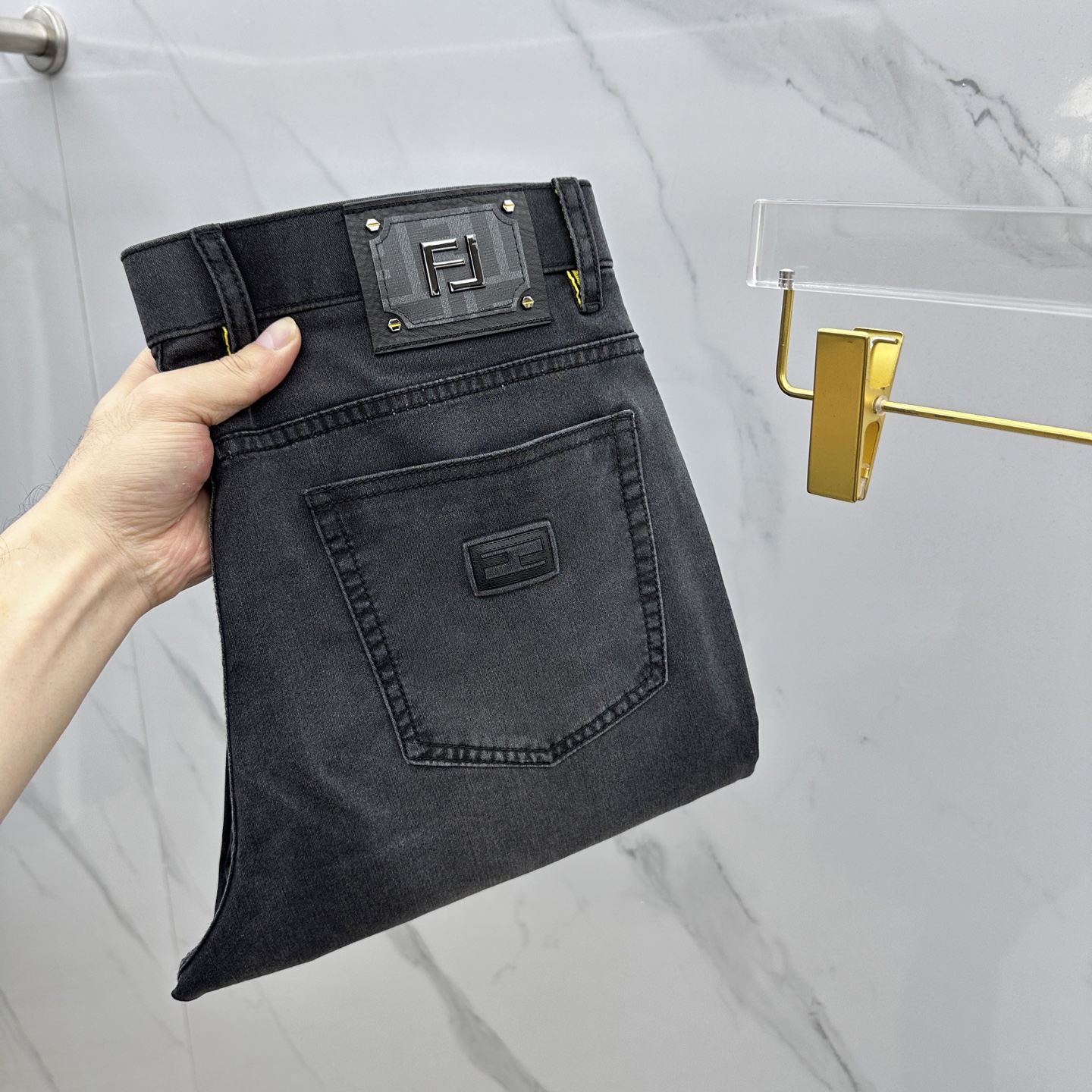 NO:121705,Fendi·Fendi High-end customization, the latest jeans in 2025 early spring thin style, available at the counter simultaneously, small foot style, imported color fixing fabric, original custom reproduction, customer-supplied hardware and auxiliary materials, original quality, heavy industry washing, fine workmanship and excellent upper body!  Preferred single product A11 original single product, number 29-38, 35 without 37, fendi, fendi, jeans, alexander wang19860909Fendi·芬迪 高端定制、2025早春薄款最新款牛仔裤 柜台同步发售 小脚版型,进口固色面料 原版定制复刻 客供五金辅料 原单品质 重工洗水 做工走线精细 上身绝佳！优选单品 A11原单出品 码数29-38有35无37,,fendi,fendi,jeans,alexander wang,Men's clothing