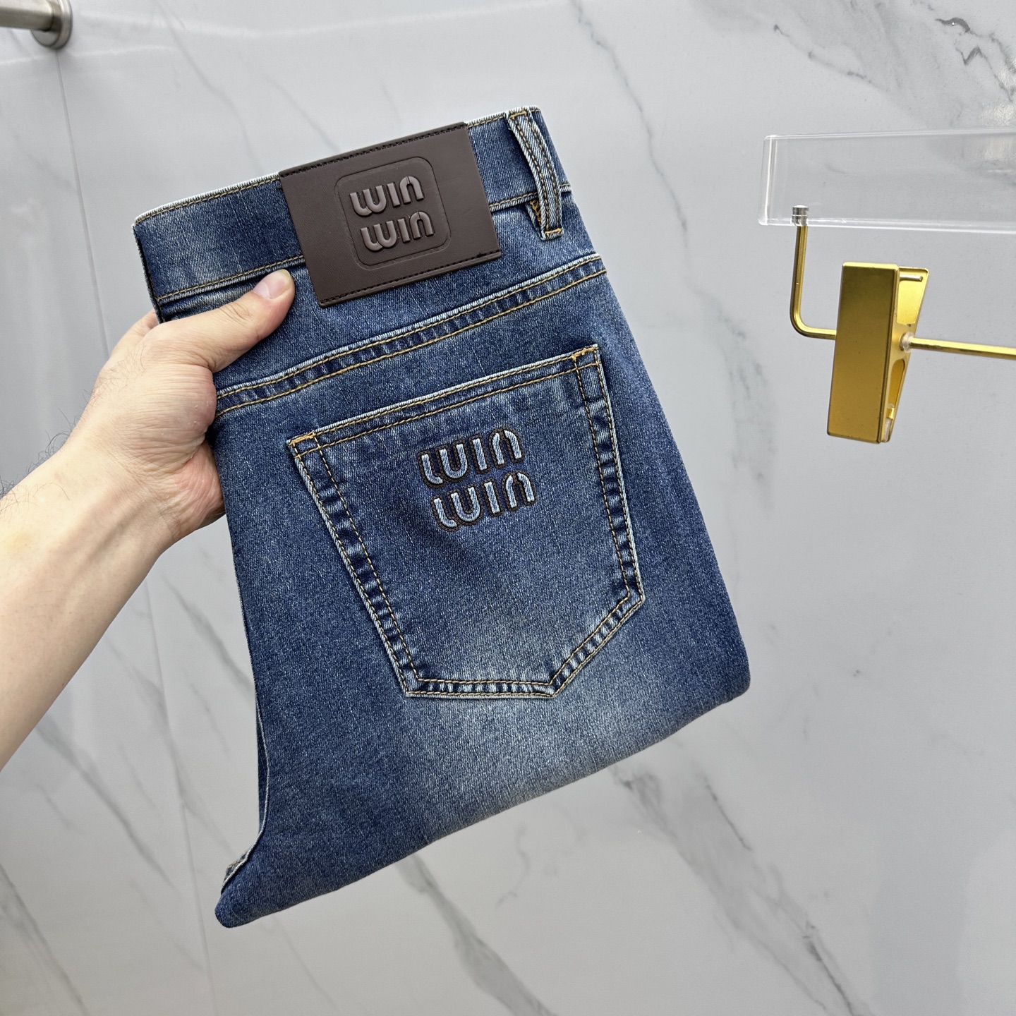 NO:121707,MIU* high-end customization, 2025 early spring thin jeans, released simultaneously on the counter, small foot style, imported color fixing fabric, original custom reproduction, customer-supplied hardware and auxiliary materials, original quality, heavy industry washing, fine workmanship and excellent upper body!  Preferred single product A11 original single product, number 29-38, 35 without 37, miumiu, jeans, alexander wang19860909MIU* 高端定制、2025早春薄款最新款牛仔裤 柜台同步发售 小脚版型,进口固色面料 原版定制复刻 客供五金辅料 原单品质 重工洗水 做工走线精细 上身绝佳！优选单品 A11原单出品 码数29-38有35无37,,miumiu,jeans,alexander wang,Men's clothing