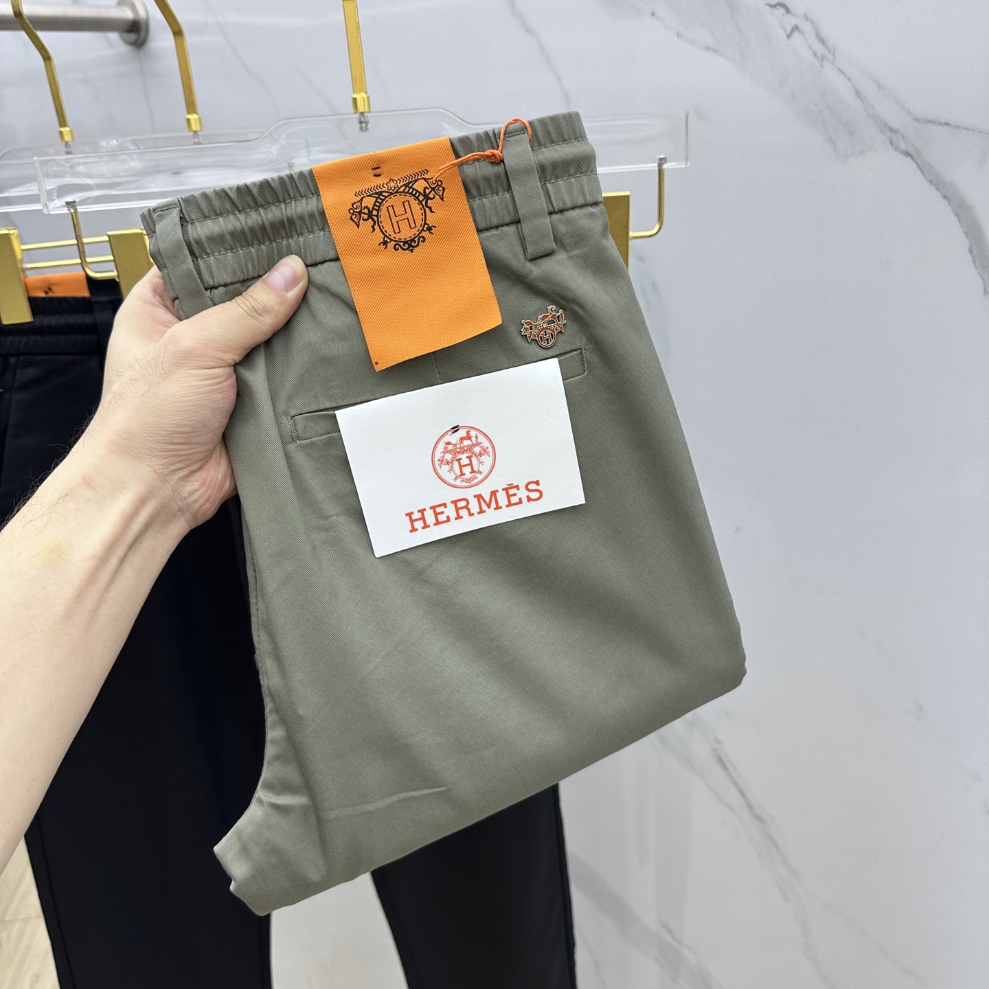 NO:121711,HERMES·Hermes High-end customization, 2025 early spring thin latest casual pants tie-ups, simultaneous sale at the counter. Straight fitting, drawstring tie-up, imported fabrics, original custom reproduction, customer-supplied hardware and auxiliary materials, original quality, heavy industry washing, fine workmanship and excellent upper body!  Preferred single product AX original single product, number 30-38, 35 without 37, hermes, hermes, alexander wang19860909HERMES·爱马仕 高端定制、2025早春薄款最新休闲裤系带裤 柜台同步发售 直筒版型,抽绳系带,进口面料 原版定制复刻 客供五金辅料 原单品质 重工洗水 做工走线精细 上身绝佳！优选单品 AX原单出品 码数30-38有35无37,,hermes,hermes,alexander wang,Men's clothing