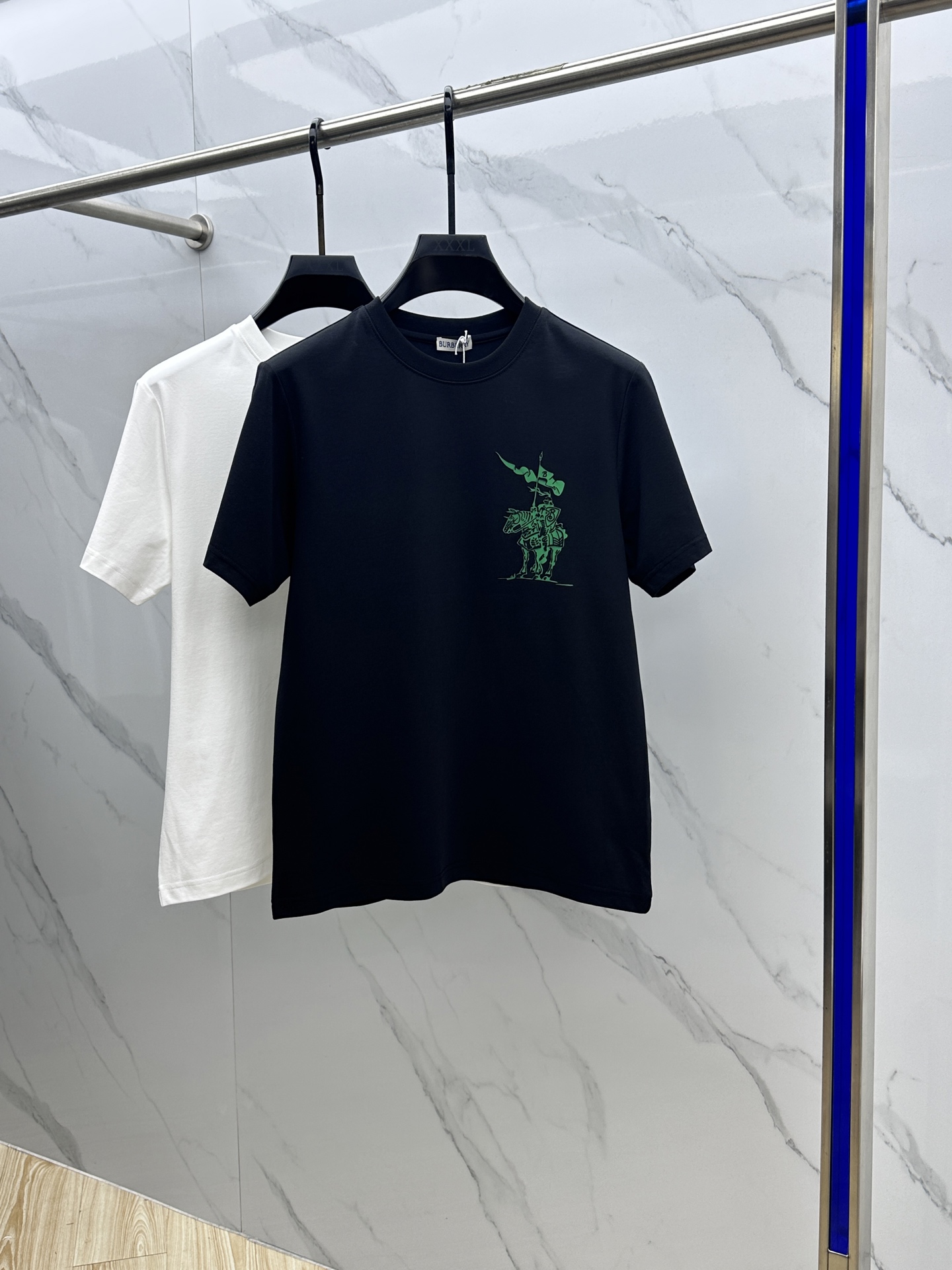 NO:415582,Burberry Burberry 2025 spring and summer new short-sleeved, high-version, counter synchronization!  The logo print on the chest is super textured!  Layered base is very blogger-like, low-key and tasteful, original fabric, ice porcelain cotton fabric, soft and comfortable upper body, not picking up age or body, full of fashionable texture, super versatile and beautiful, a must-have for everyone, tag collar, washing wheat, complete three-standard A20 original Size M-3XL,,burberry,burberry,T-shirt,alexander wang19860909Burberry·巴宝莉 2025春夏新短袖,高版本,专柜同步！胸前logo印花 超级有质感！叠穿打底就很有博主范儿了 ,低调有品位 ,原版面料 ,冰瓷棉面料,上身柔软舒适,不挑年龄不挑身材时尚感爆棚,质感超强时尚又个性 ,超级百搭好看的一款 ,人手必备款吊牌领标 水洗麦,三标齐全 A20原版出品 尺码M-3XL,,burberry,burberry,T-shirt,alexander wang,Men's clothing