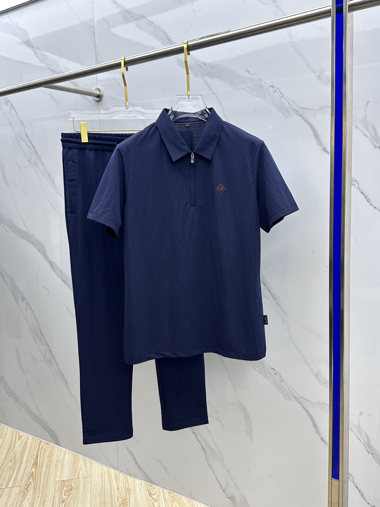 NO:161198,LP Spring and Summer New Set Men's Lapel Polo Shirt Short Sleeves are available at the counter simultaneously. Simple, fashionable and versatile. High-end quality. Logo embroidery design on the chest brand. High-quality. High-quality. High-quality. High-quality. High-quality. High-quality. High-quality. High-quality and casual.  Produced by NB Code Number M-4XL, loro piano, T-shirt, alexander wang19860909LP 春夏新款套装 男士翻领Polo衫短袖 柜台同步发售 简洁时尚百搭 高端品质 胸前品牌logo刺绣设计 高定桑蚕丝面料 穿着舒适冰凉 透气 档次高很有质感 时尚又休闲！ NB出品 码数M-4XL,,loro piana,T-shirt,alexander wang,Men's clothing