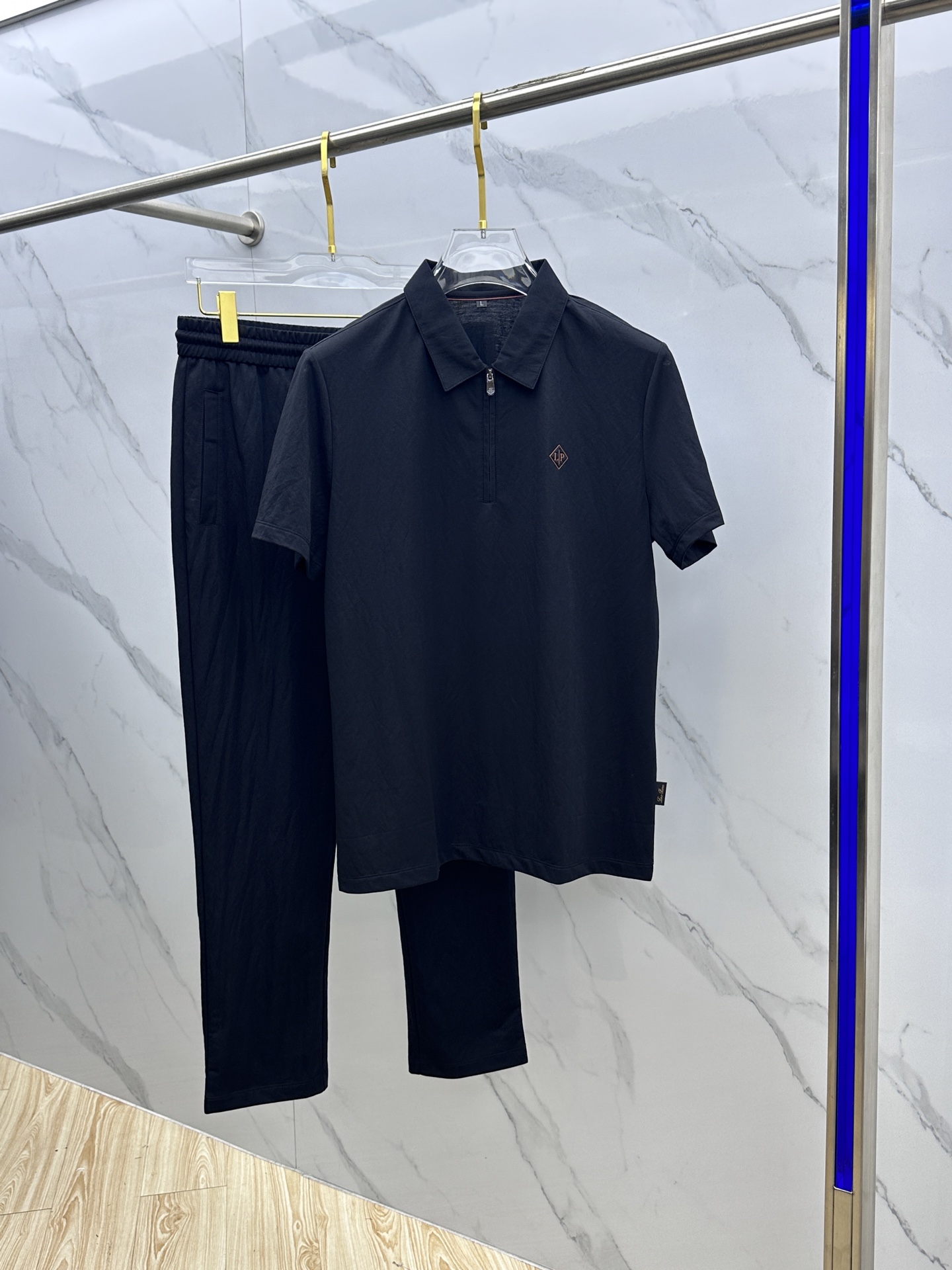 NO:162541,LP Spring and Summer New Set Men's Lapel Polo Shirt Short Sleeves are available at the counter simultaneously. Simple, fashionable and versatile. High-end quality. Logo embroidery design on the chest brand. High-quality. High-quality. High-quality. High-quality. High-quality. High-quality. High-quality. High-quality and casual.  Produced by NB Code Number M-4XL, loro piano, T-shirt, alexander wang19860909LP 春夏新款套装 男士翻领Polo衫短袖 柜台同步发售 简洁时尚百搭 高端品质 胸前品牌logo刺绣设计 高定桑蚕丝面料 穿着舒适冰凉 透气 档次高很有质感 时尚又休闲！ NB出品 码数M-4XL,,loro piana,T-shirt,alexander wang,Men's clothing